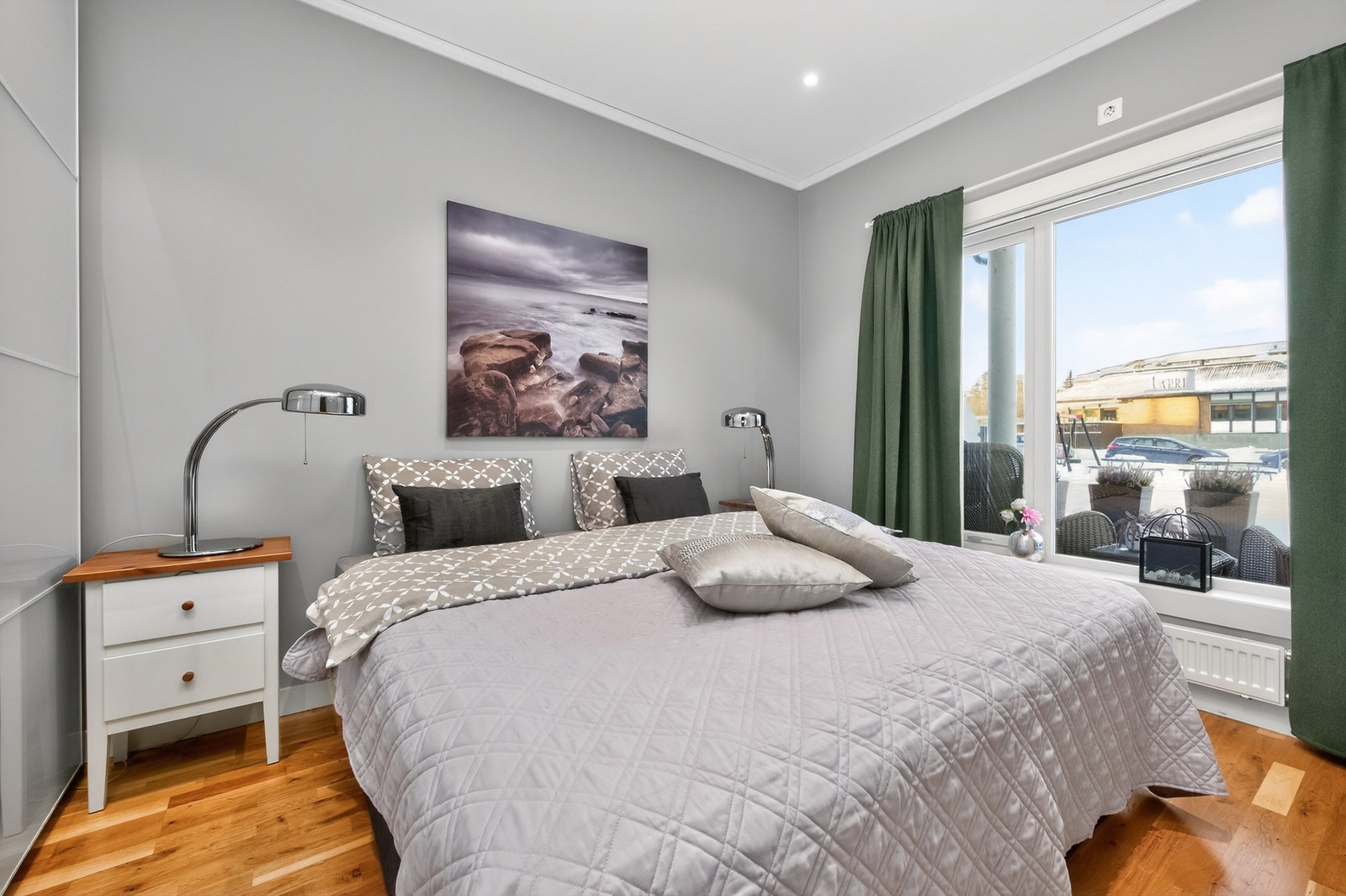 Hovedsoverommet er på 11 kvm og har god plass til dobbeltseng av ønsket størrelse, nattbord og garderobeskap. Galleribilde