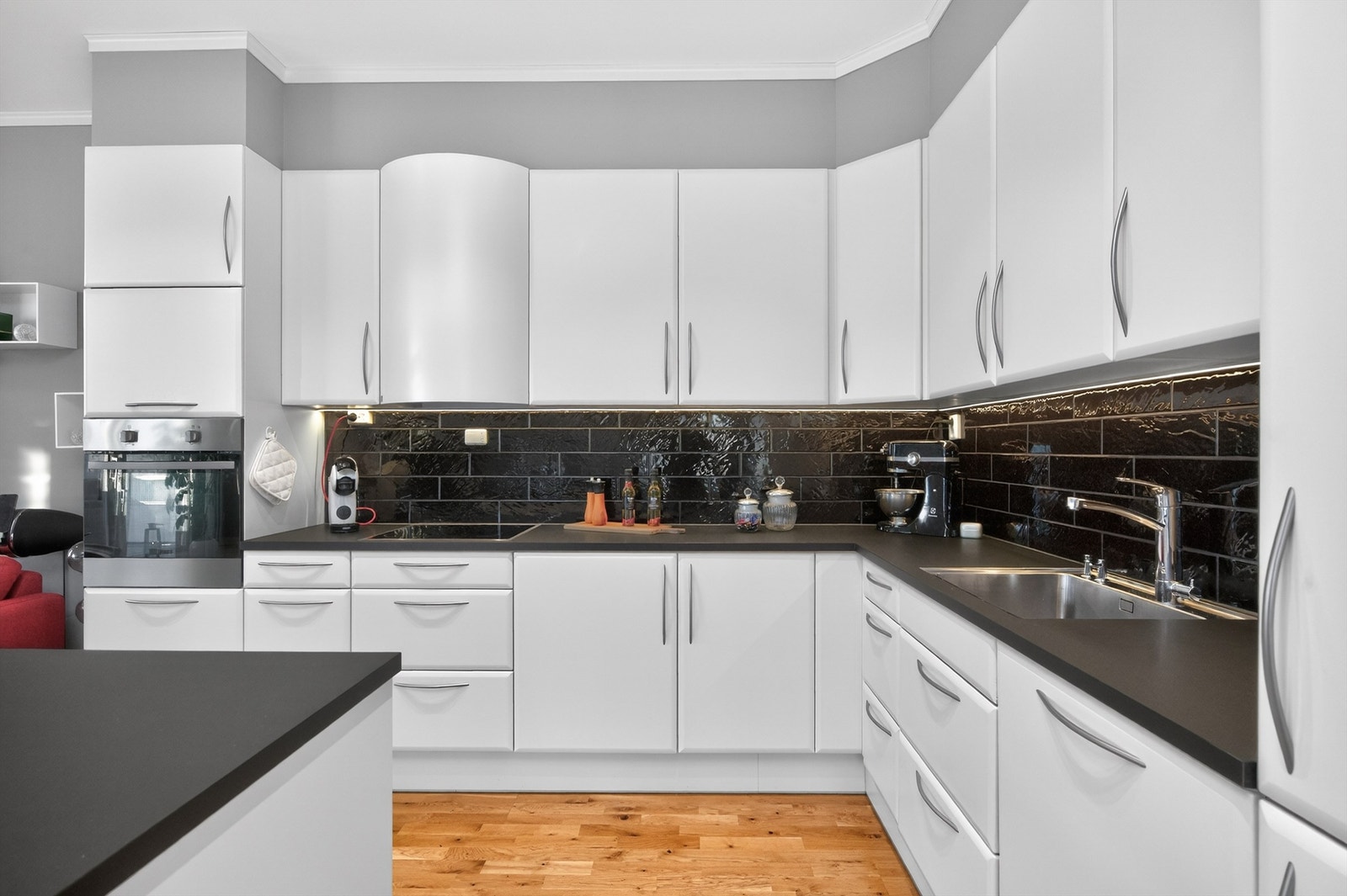 Nydelig kjøkkeninnredning fra JKE med integrert stekeovn, platetopp, oppvaskmaskin og kjøleskap med fryser. Galleribilde