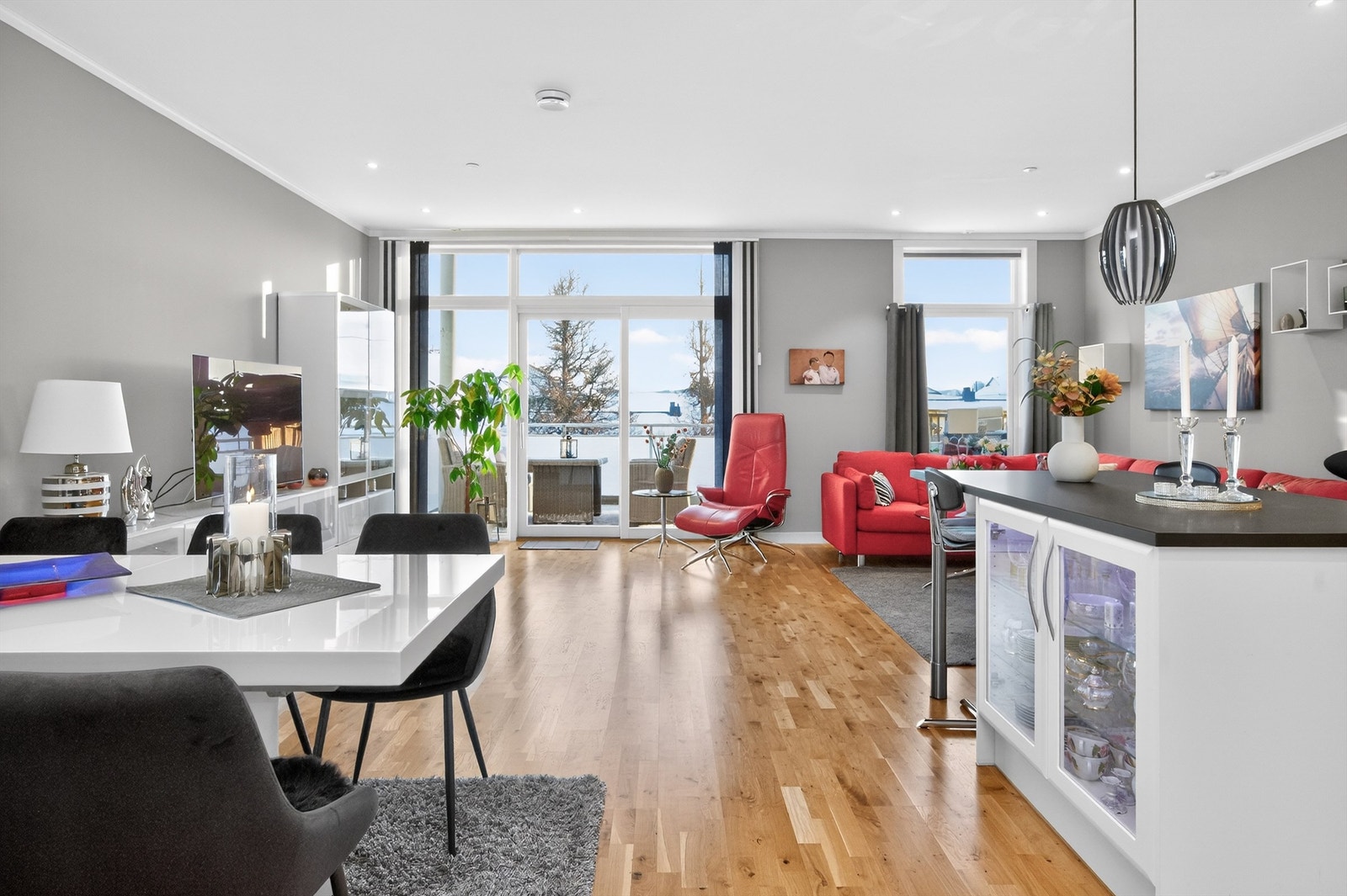 Stue- og kjøkkenarealet måler til sammen hele 48,5 kvm. Galleribilde