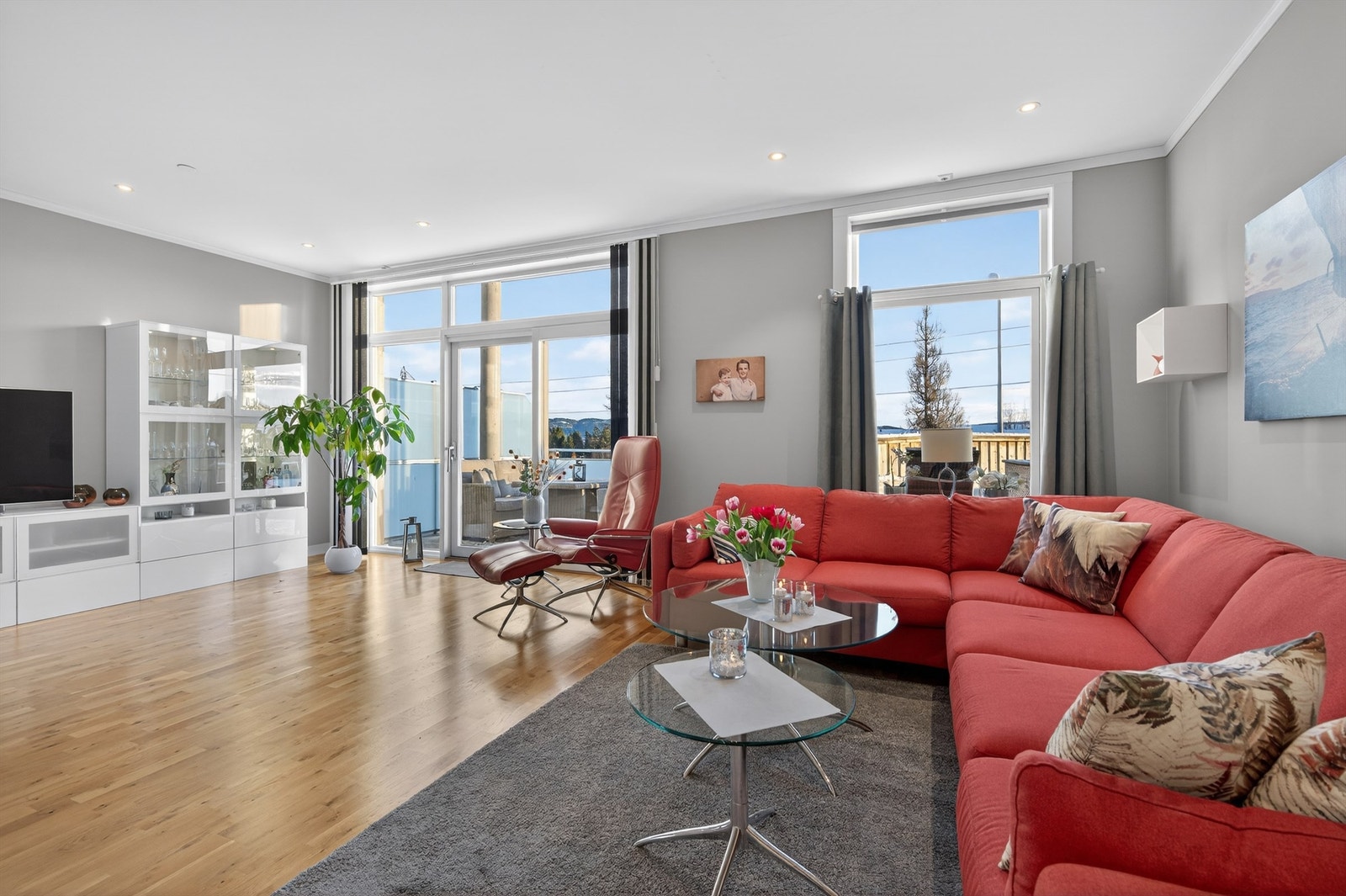 På stuen har man god plass til stor sofagruppe med tilhørende TV-møblement i tillegg til spisegruppe. Galleribilde