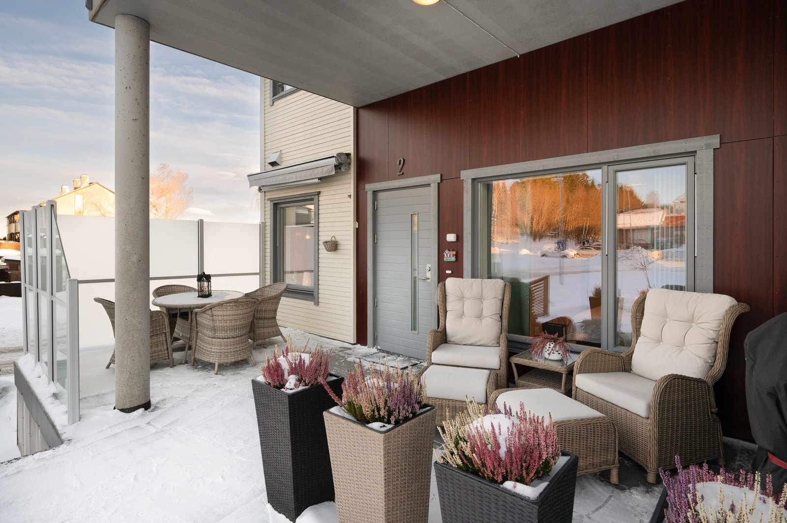 I forbindelse med inngangspartiet finner man en delvis overbygd terrasse på 22 kvm med gode møbleringsmuligheter. Galleribilde