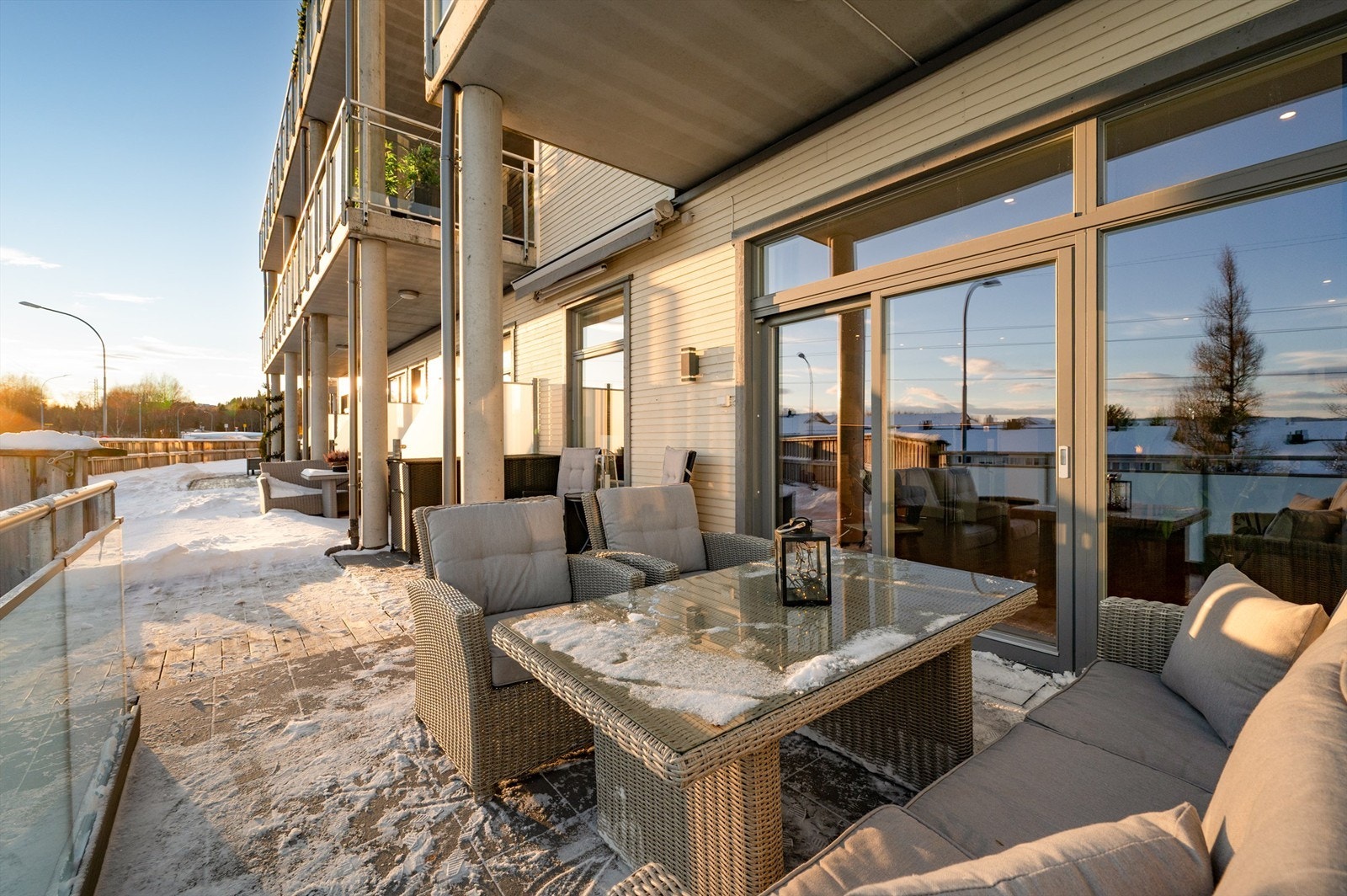 Terrassen vil på sommerstid oppleves som en fin forlengelse av stuen. Galleribilde