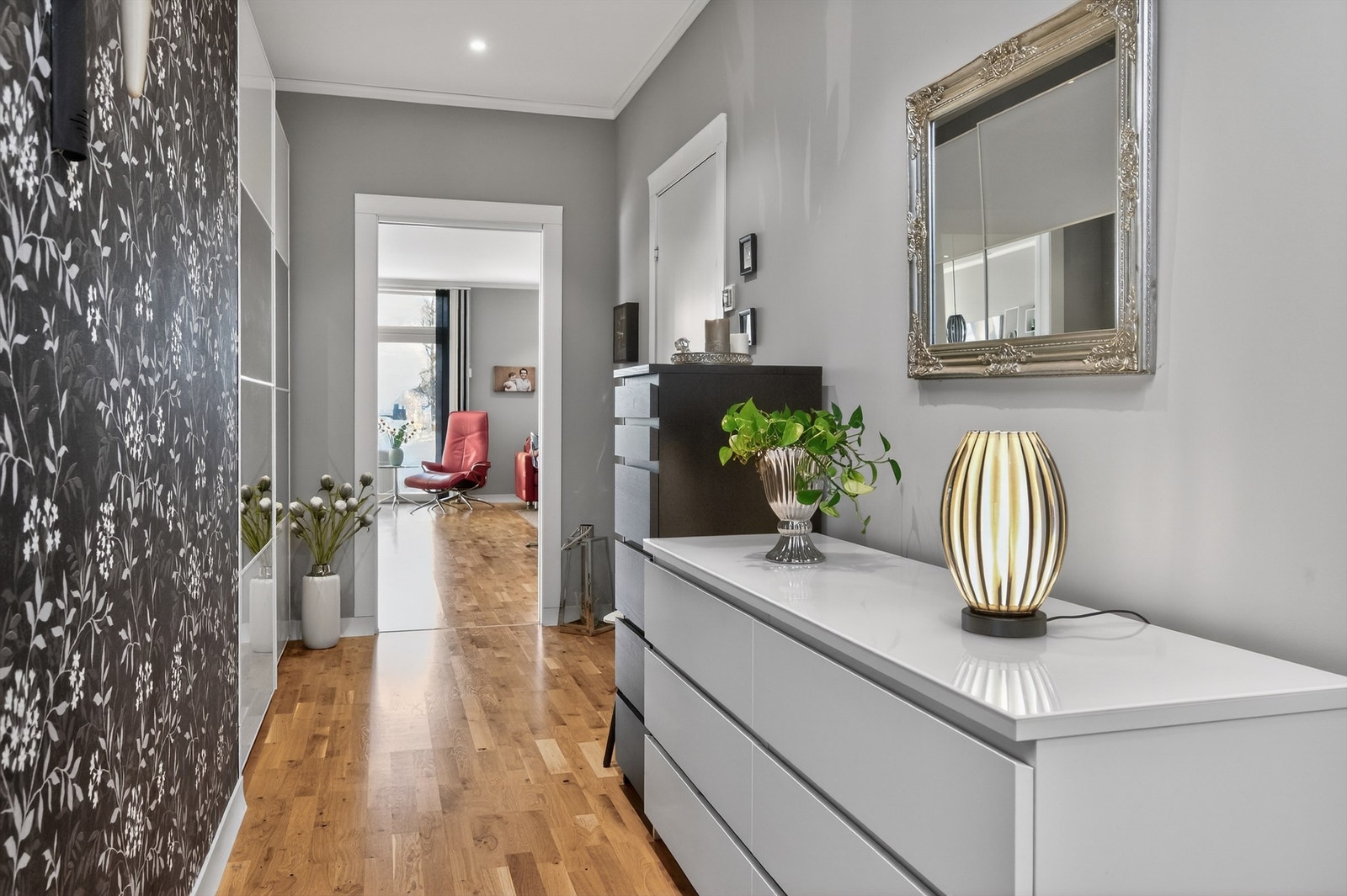 Romslig entré med god plass til oppbevaring av yttertøy og sko. Galleribilde