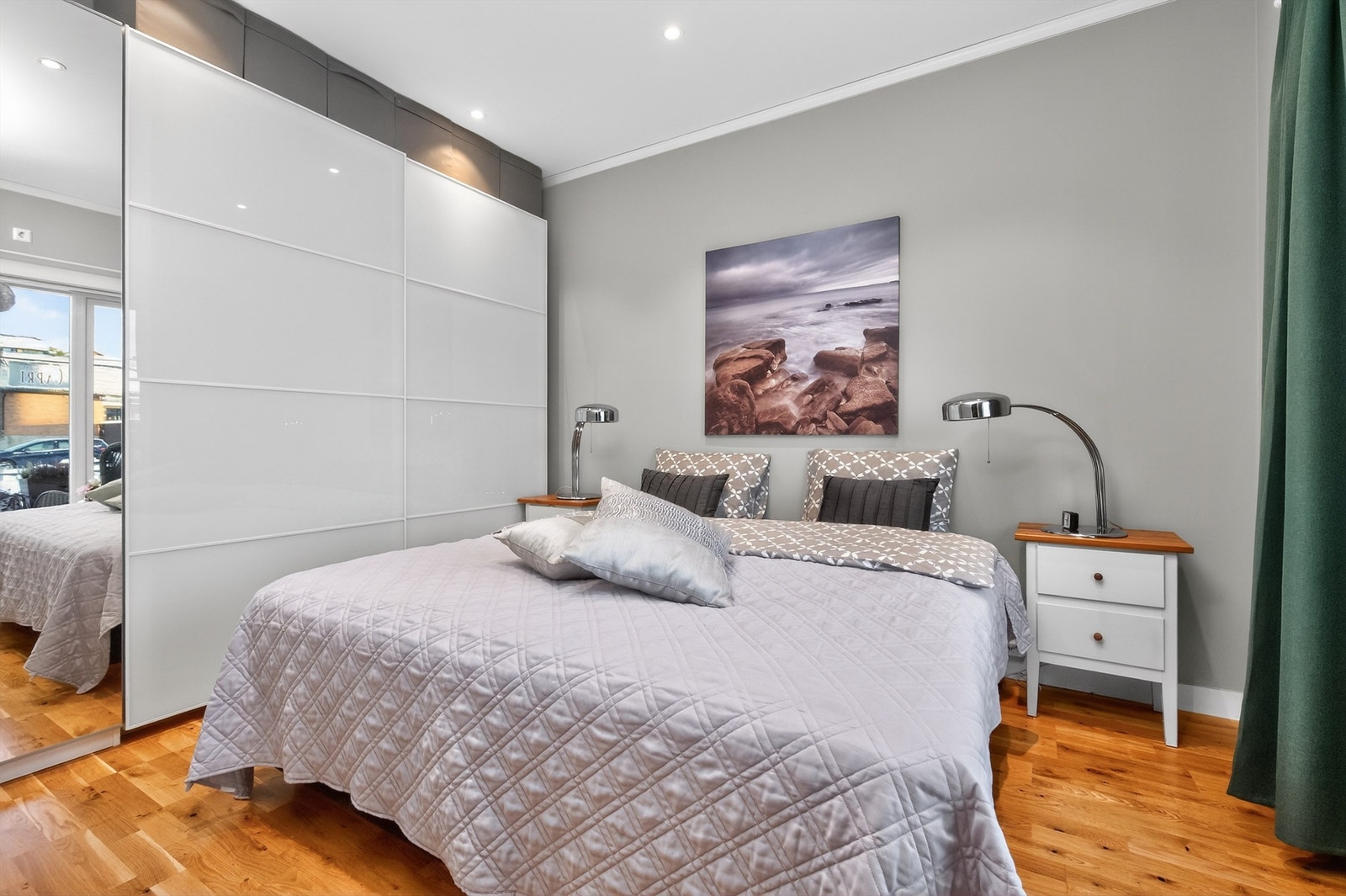 Det er etablert en praktisk skyvedørsgarderobe med gode lagringsmuligheter. Galleribilde