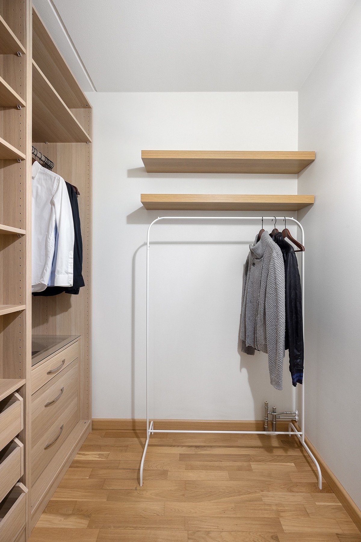 Tilknyttet entréen er det en praktisk bod som er innredet som garderobe. Galleribilde