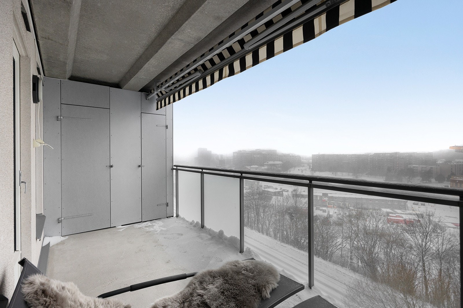 God plass til utemøbler og grill på balkongen. Det er egen bod på balkongen med plass til oppbevaring. Galleribilde