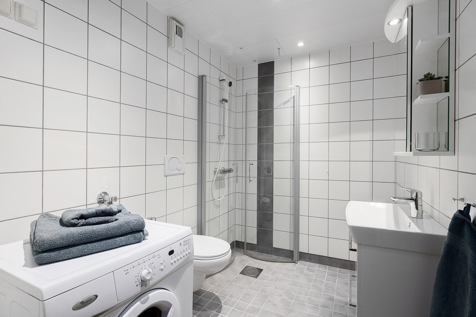 Helfliset bad med downlights i himling og varme i gulv. Galleribilde