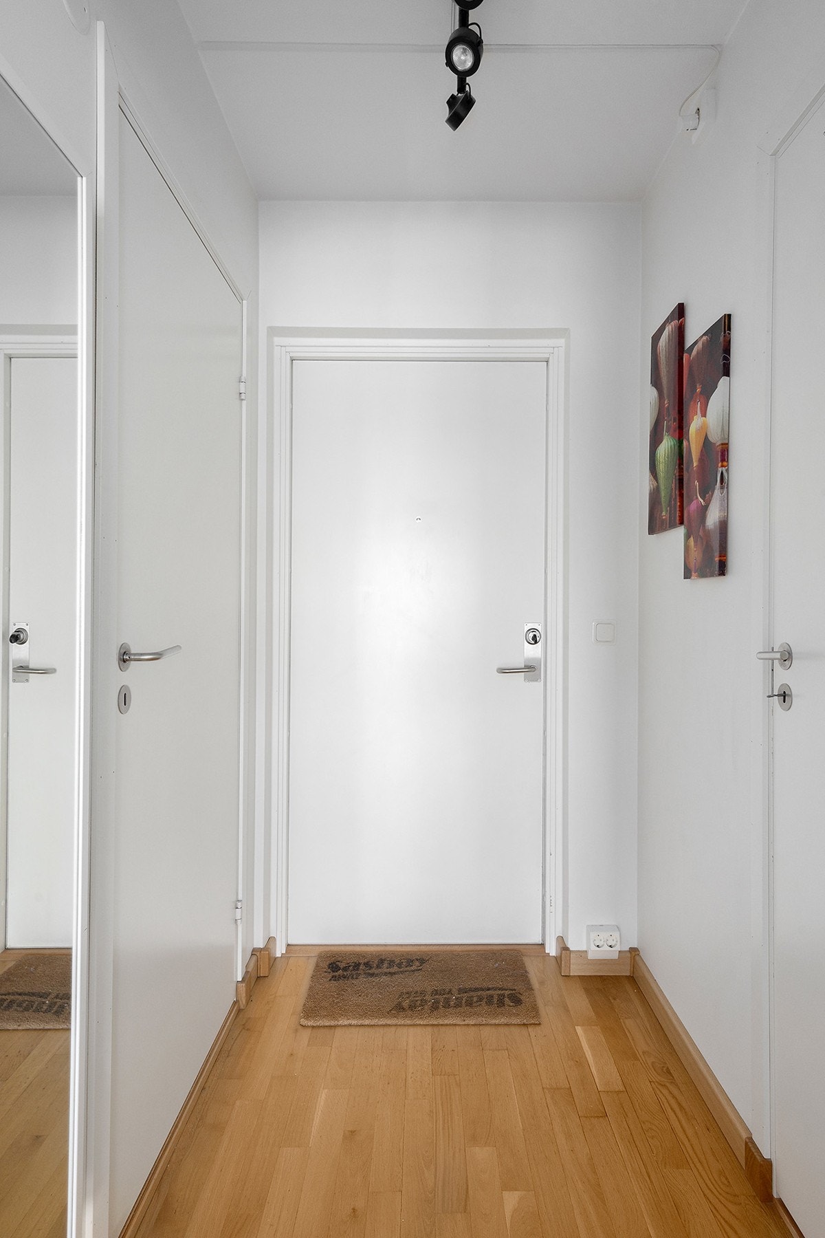 Entré med plass til å sette fra seg sko og henge fra seg yttertøy. Galleribilde