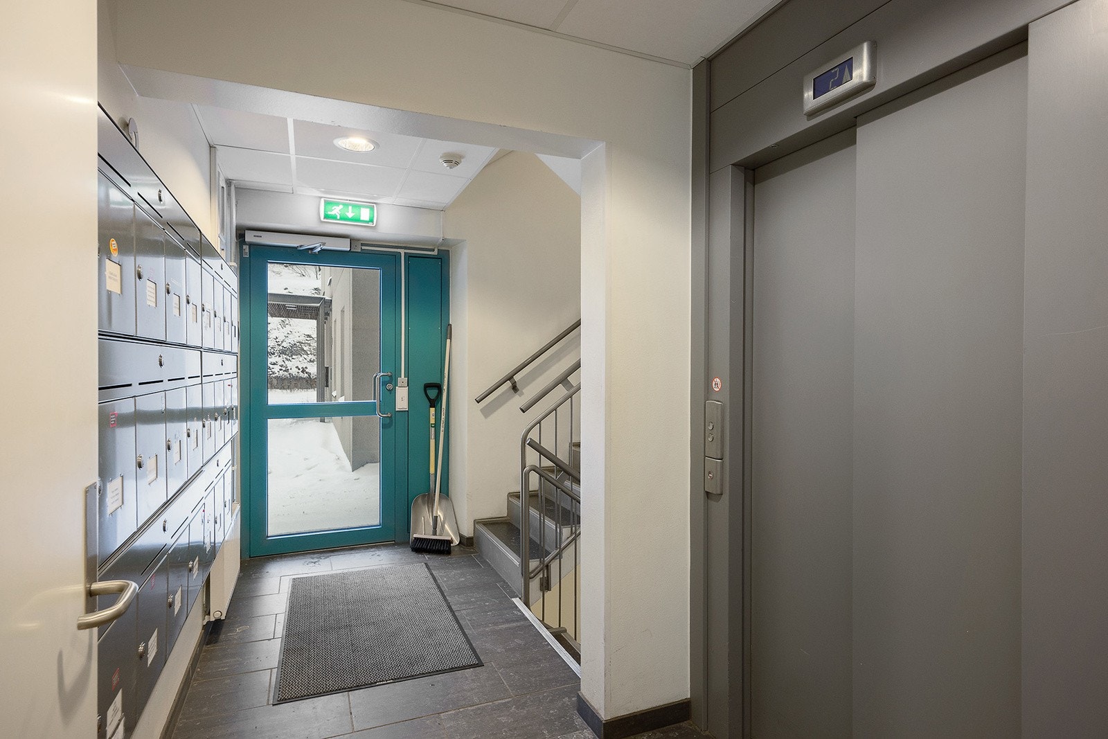 Inngangsparti, heis opp til leiligheten. Galleribilde