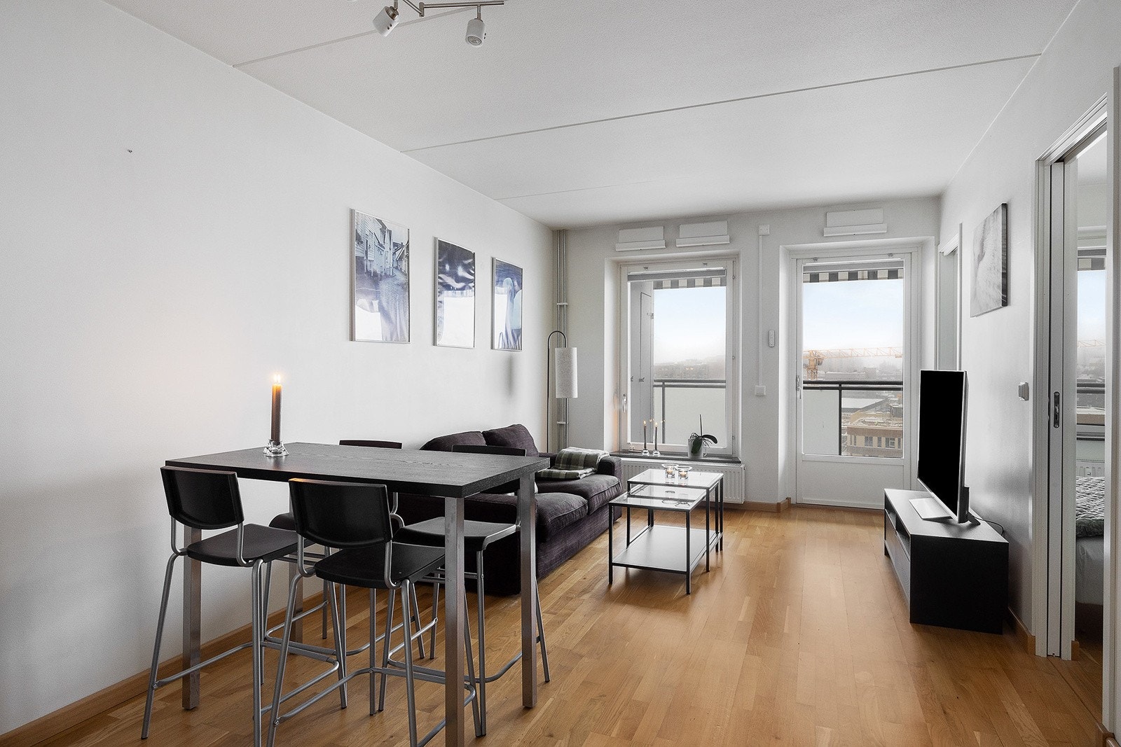 Store vindusflater gir godt med naturlig lys. Galleribilde