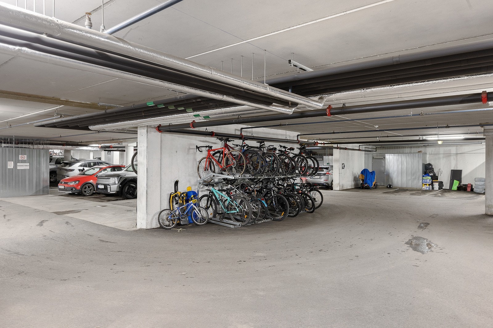 Garasjeanlegg med felles sykkelparkering i kjeller. Galleribilde
