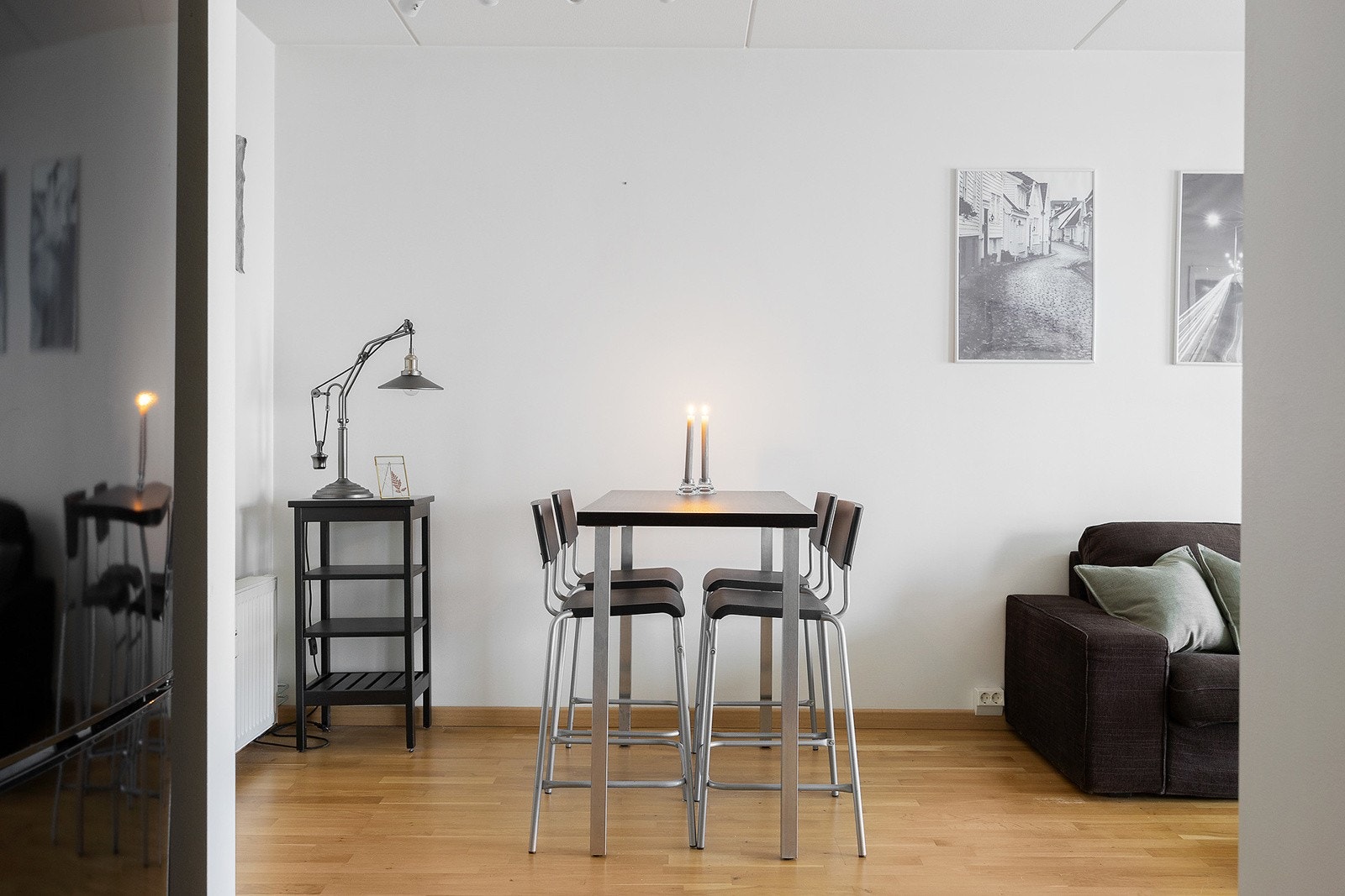 Plass til hyggelig spiseplass ved kjøkken. Galleribilde