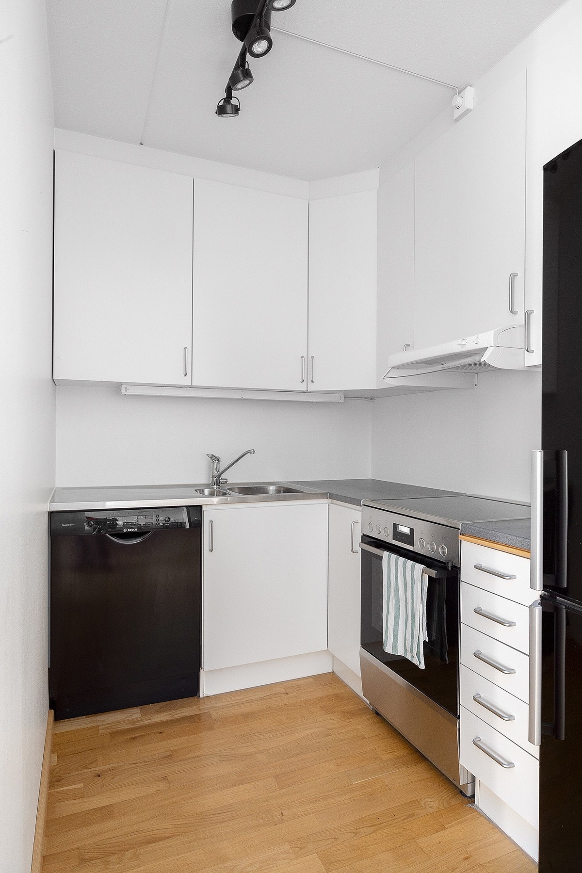 Kjøkken med slette fronet, godt med skap -og skuffeplass. Galleribilde