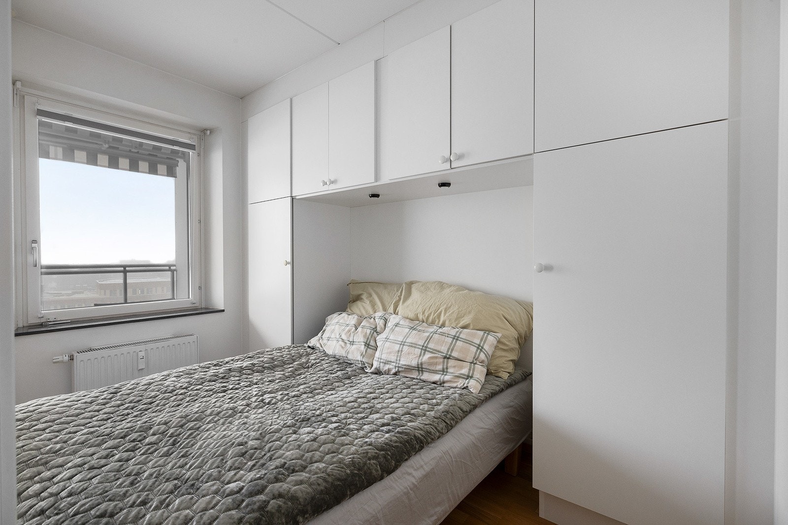 Soverommet med plassbygd garderobe rundt seng. Vinduer som gir godt med naturlig lys. Galleribilde