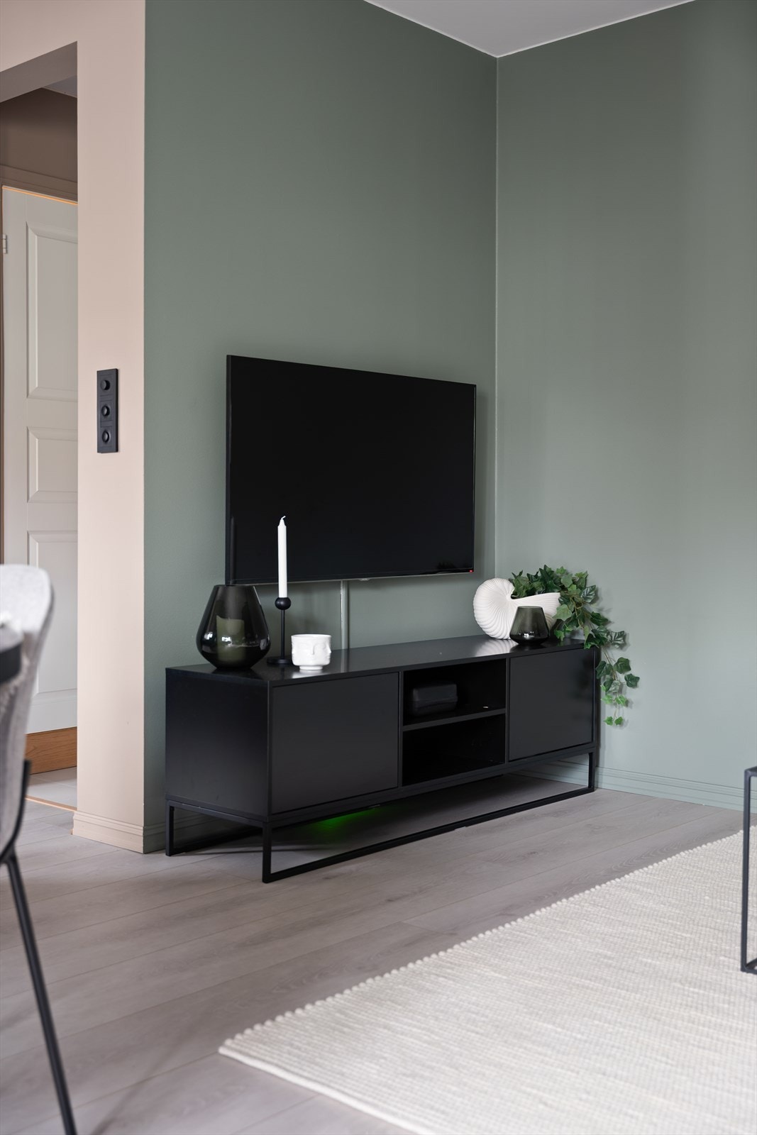 Varmtvann, fyring og internett er inkludert i felleskostnadene, noe som gir lave og forutsigbare boutgifter. Galleribilde