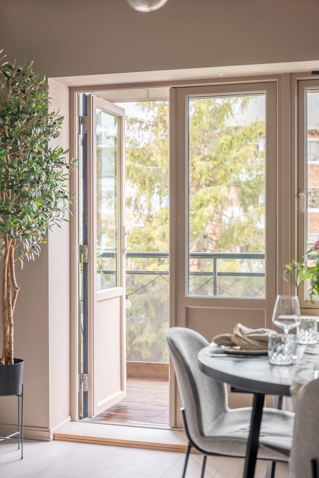 De doble balkongdørene slipper inn godt med dagslys og åpner opp mot uteplassen. Galleribilde