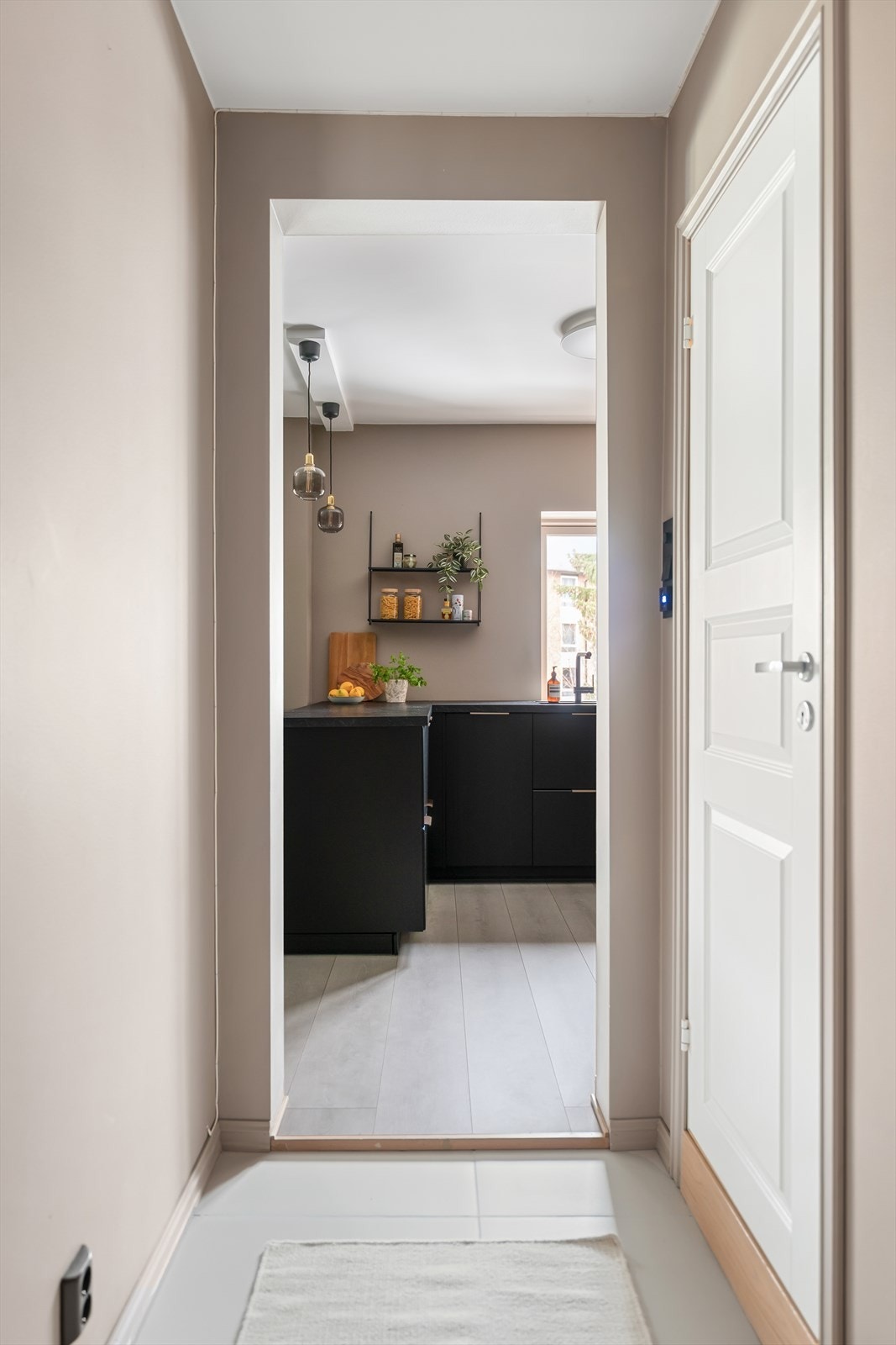 Leiligheten har en gjennomgående planløsning som gir naturlig flyt mellom rommene og rikelig med dagslys hele dagen. Galleribilde