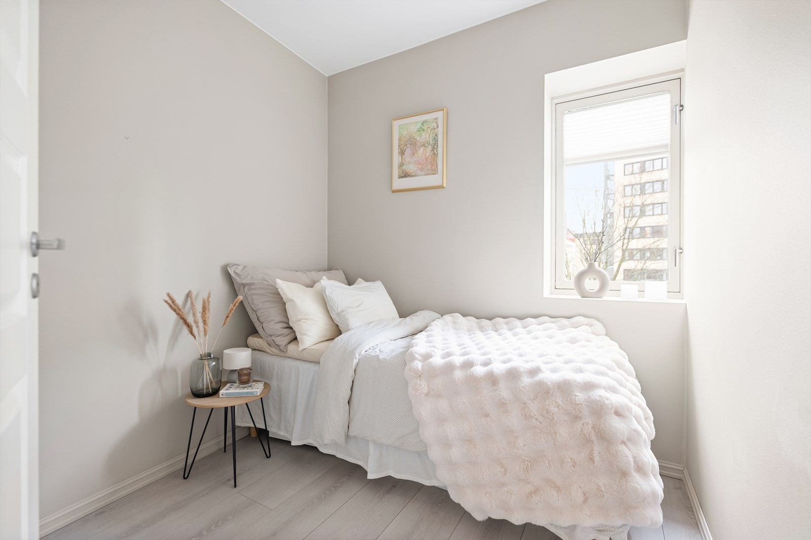 Leilighetens andre soverom egner seg godt som barnerom, gjesterom eller kontor. Galleribilde