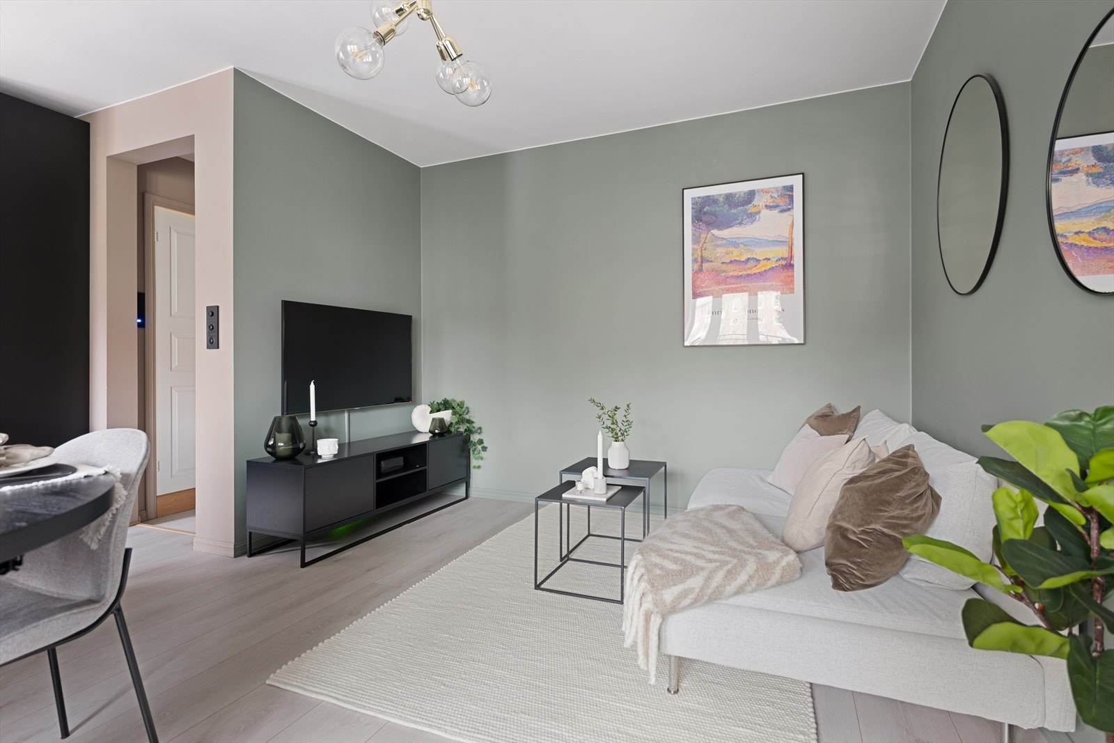 Det er moderne overflater med lys laminat på gulvet og glatte vegger malt i tidsriktige farger. Galleribilde