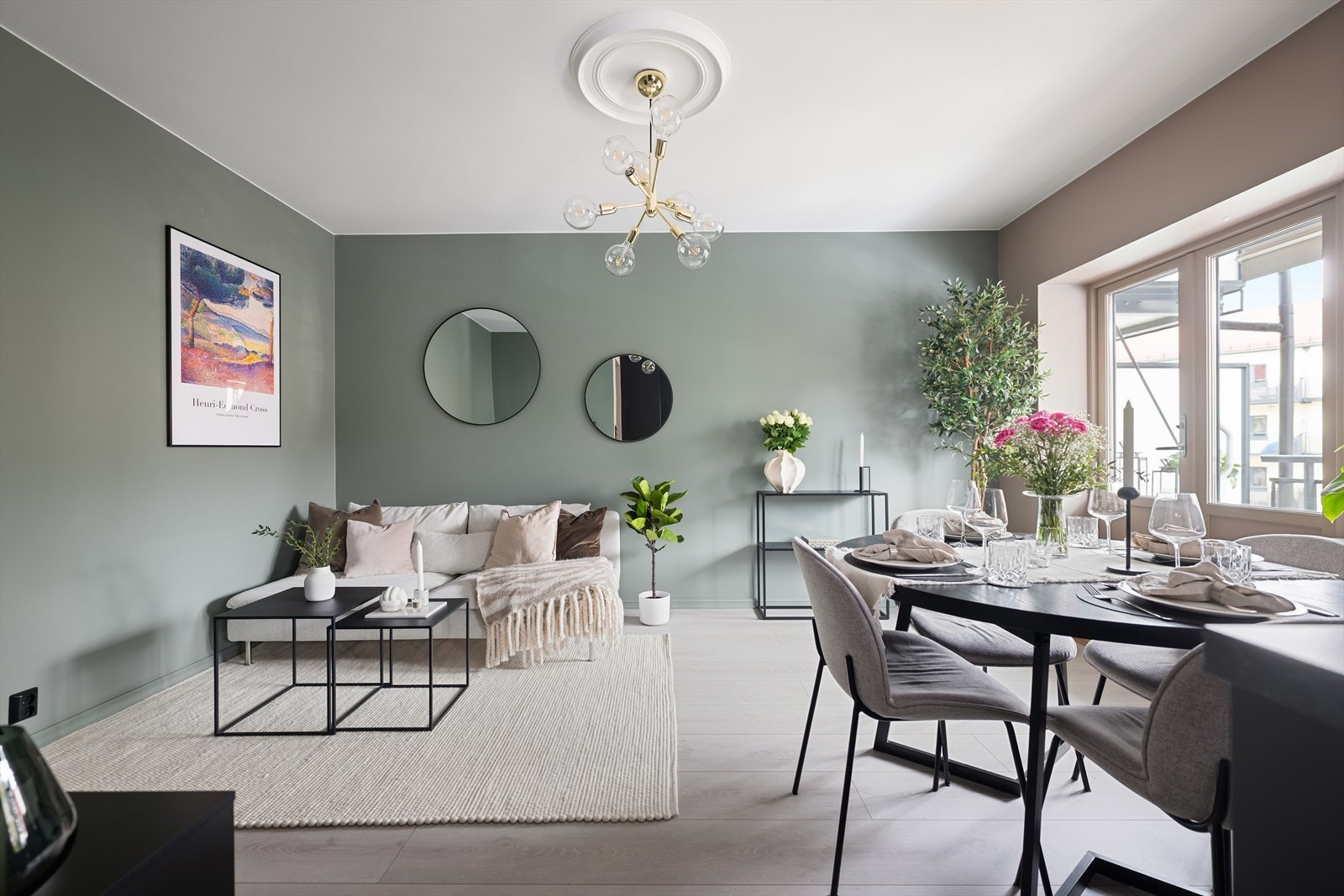 En stilfull 3-roms leilighet pusset opp i 2019 som fremstår med god standard og moderne utførelse. Galleribilde