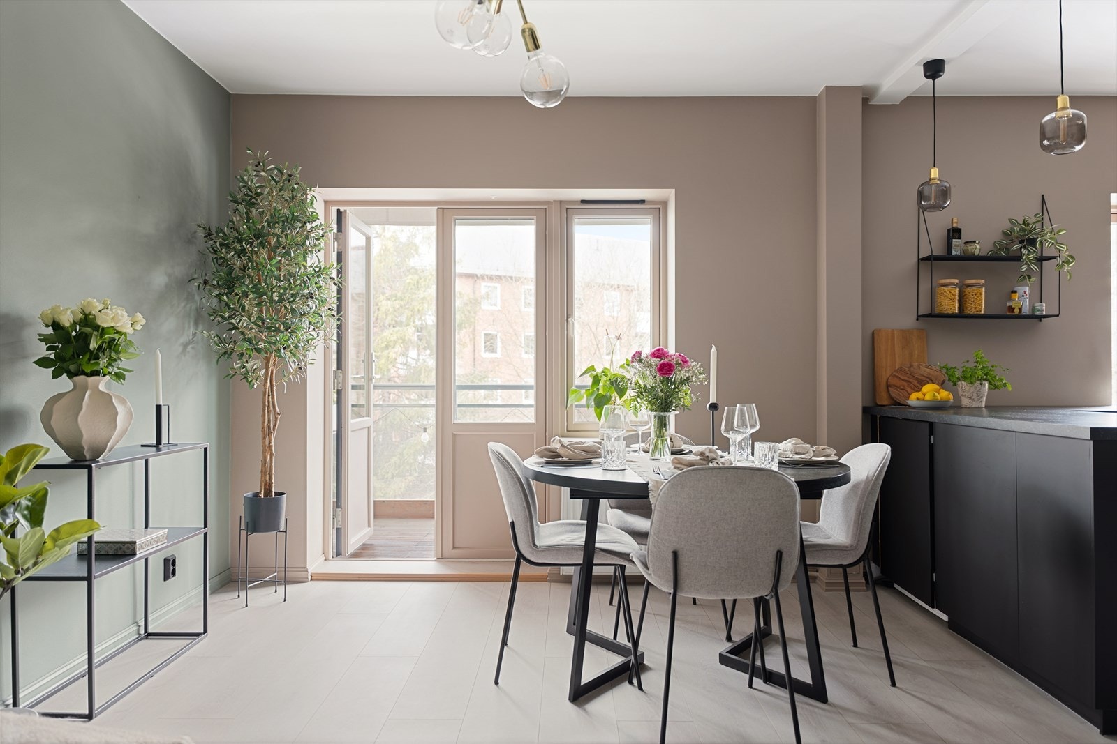 God takhøyde og store vindusflater på begge sider av leiligheten gir rikelig med lysinnslipp og skaper en luftig atmosfære. Galleribilde