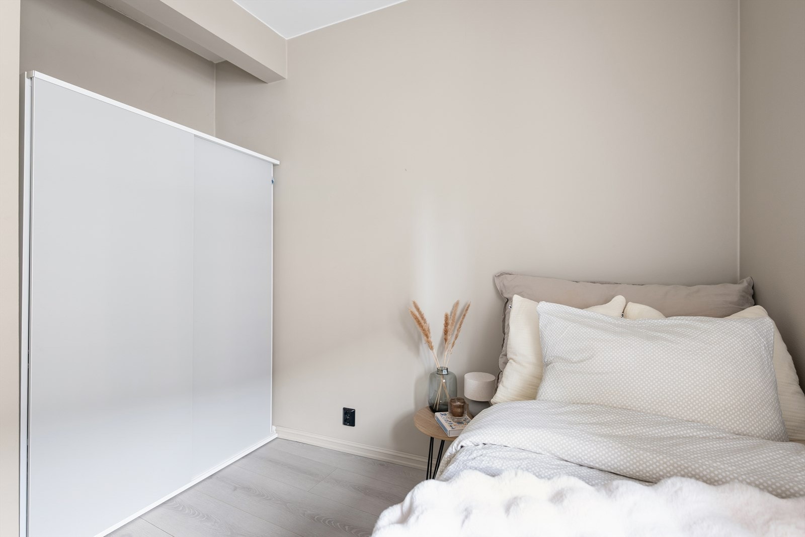 Her er det plass til seng og en garderobeløsning. Galleribilde