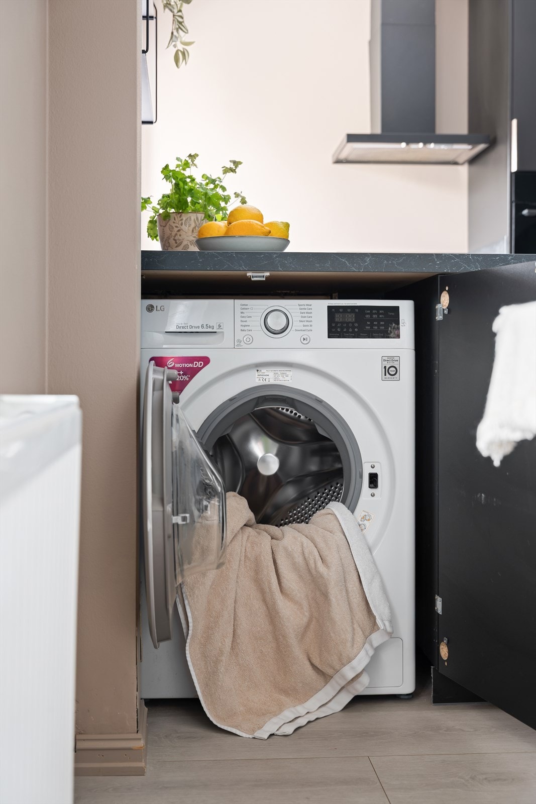 Det er i tillegg praktisk opplegg for vaskemaskin (medfølger), diskret plassert under benkeplaten. Galleribilde