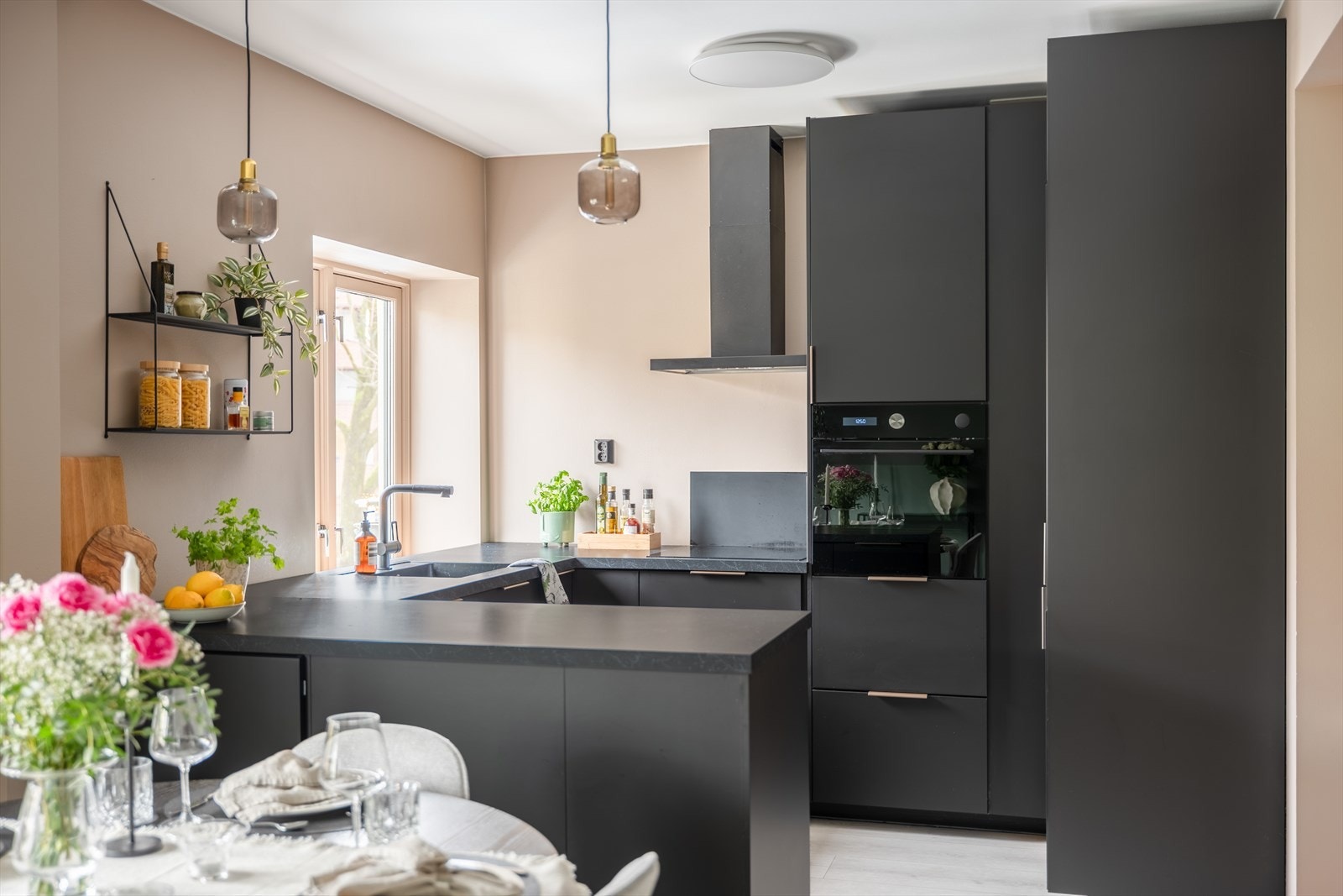 Her får du et kjøkken der alt har sin plass, uten at det går på bekostning av design. Galleribilde