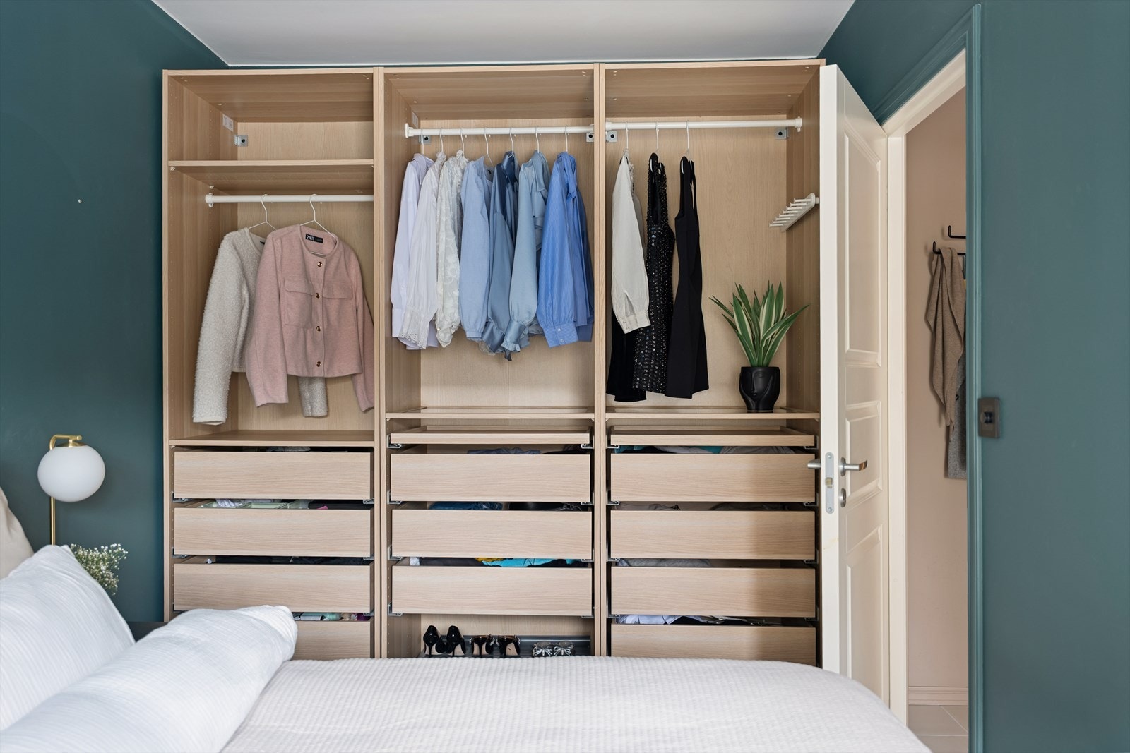 En stor, åpen garderobeløsning gir rikelig med oppbevaringsplass. Galleribilde