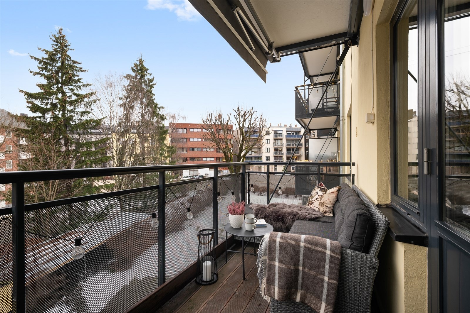 Balkongen er overbygget og fungerer som en naturlig forlengelse av stuen i sommerhalvåret. Galleribilde