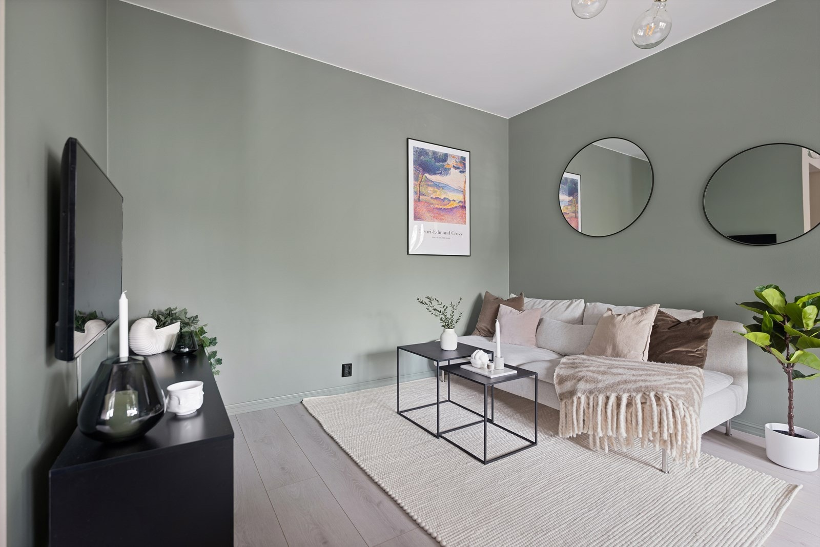 Stuen har god plass til en sofagruppe og tilhørende mediemøblement. Galleribilde