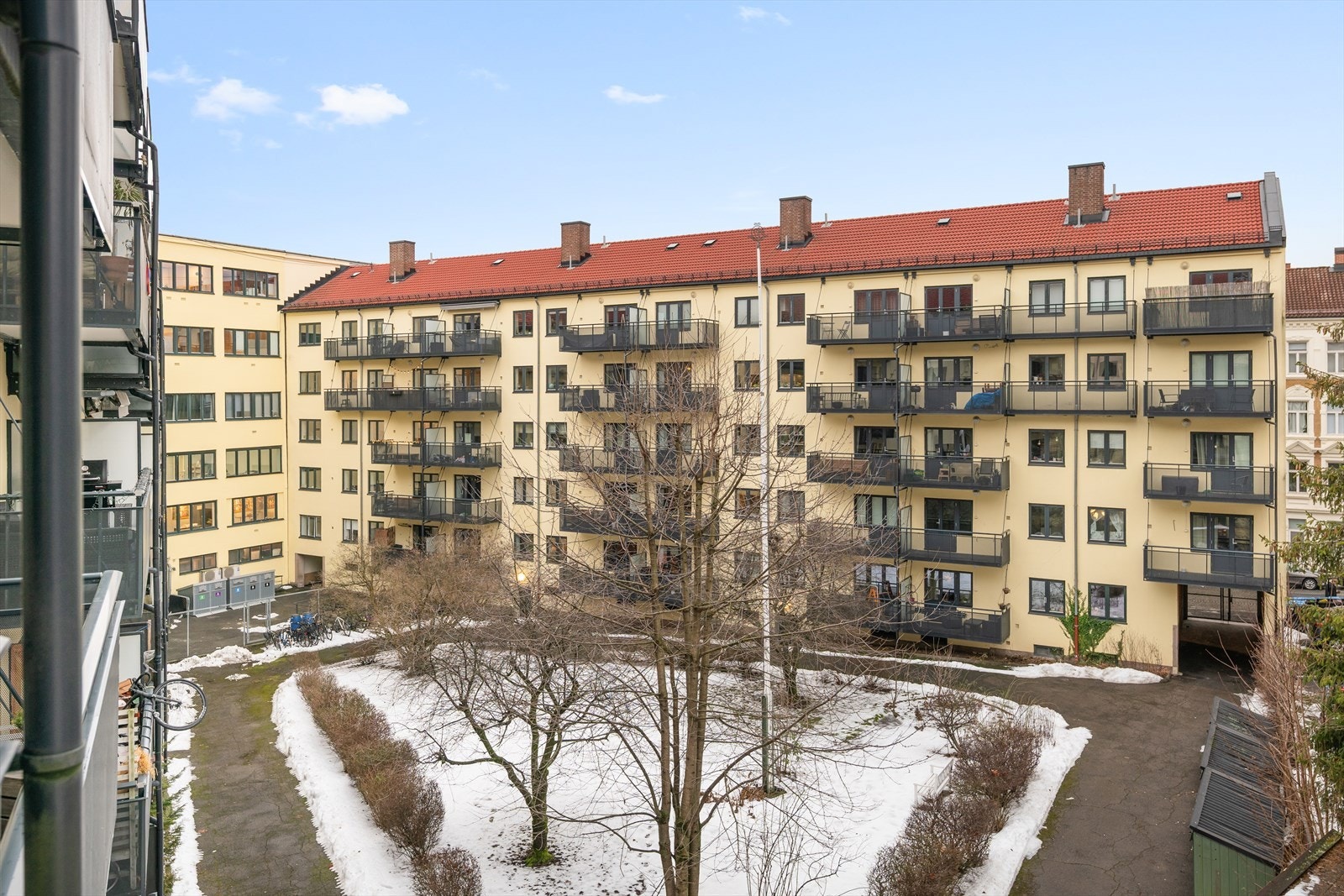 Her kan du nyte både ro og utsyn mot et pent og velstelt gårdsrom. Galleribilde