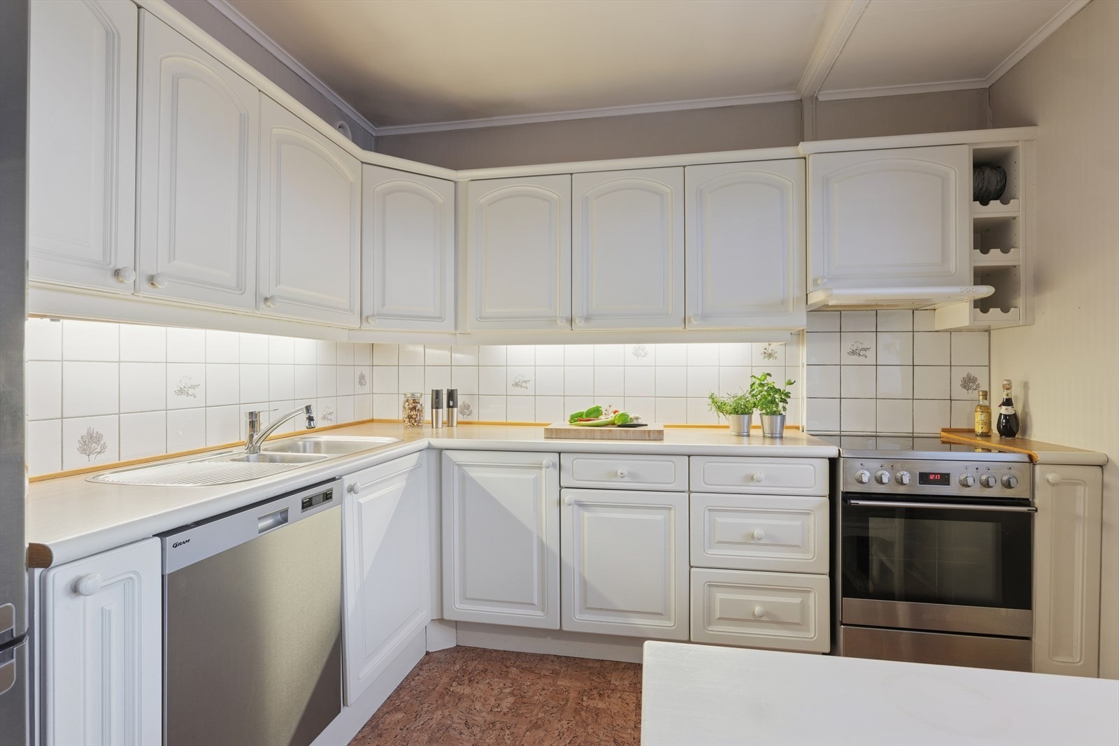 Kjøkkenet har en stilren innredning og godt med skapplass. Galleribilde