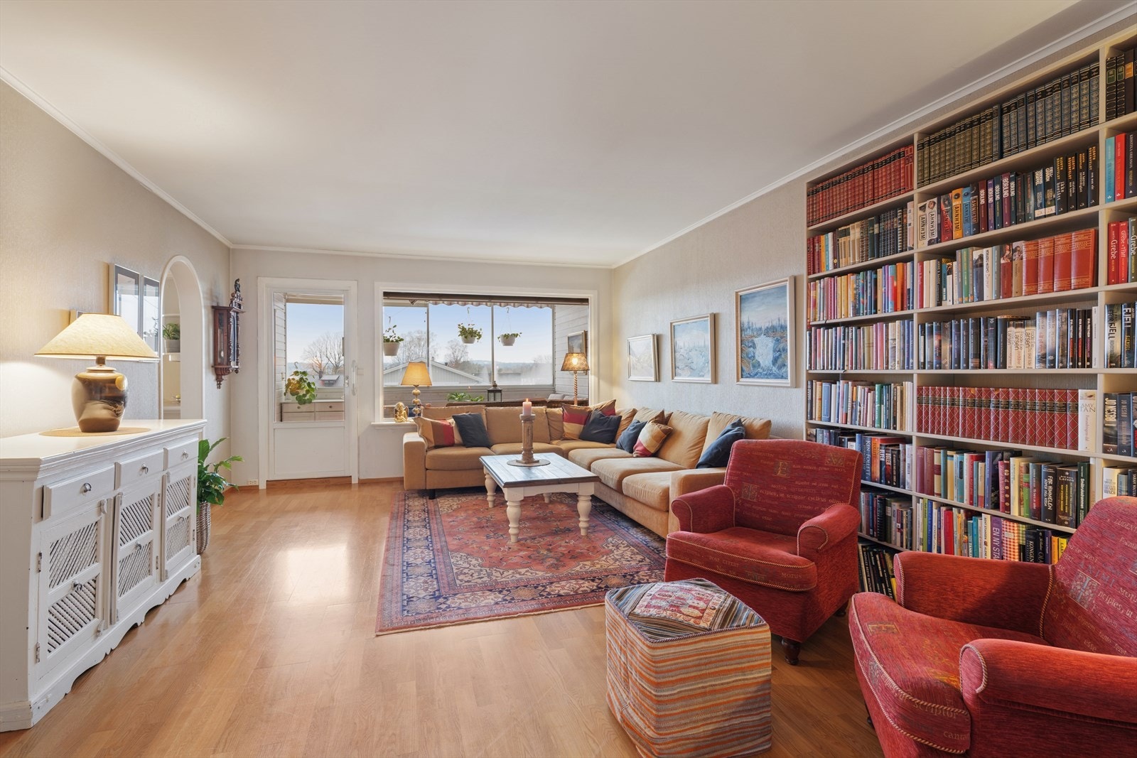 Lys og romslig stue med store vindusflater. Galleribilde