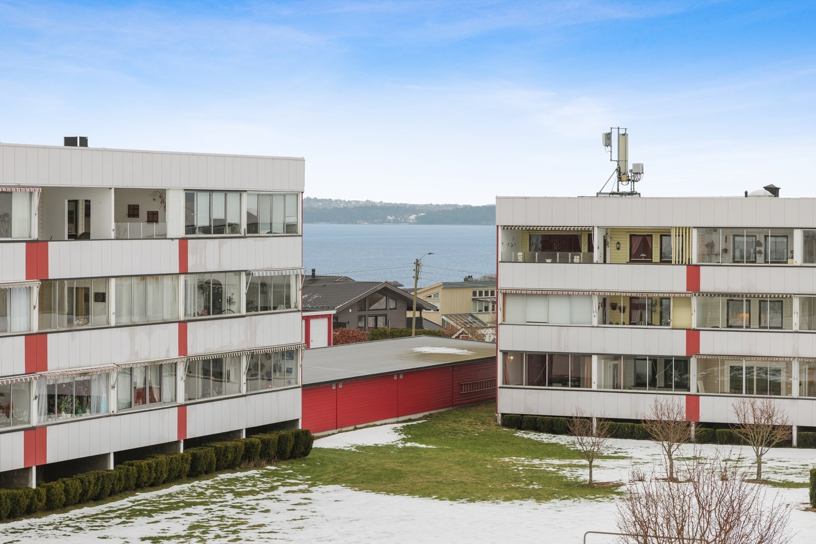 Fra leiligheten er det noe sjøutsikt, og denne i blokka får man flott utsyn til både soloppgang og solnedgang. Galleribilde