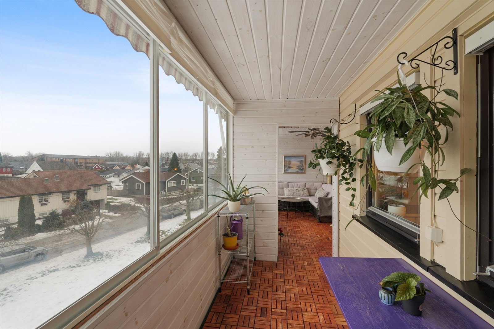 Det er elektriske markiser som dekker hele balkongen, samt utvendige persienner på stue- og kjøkkenvinduer. Galleribilde