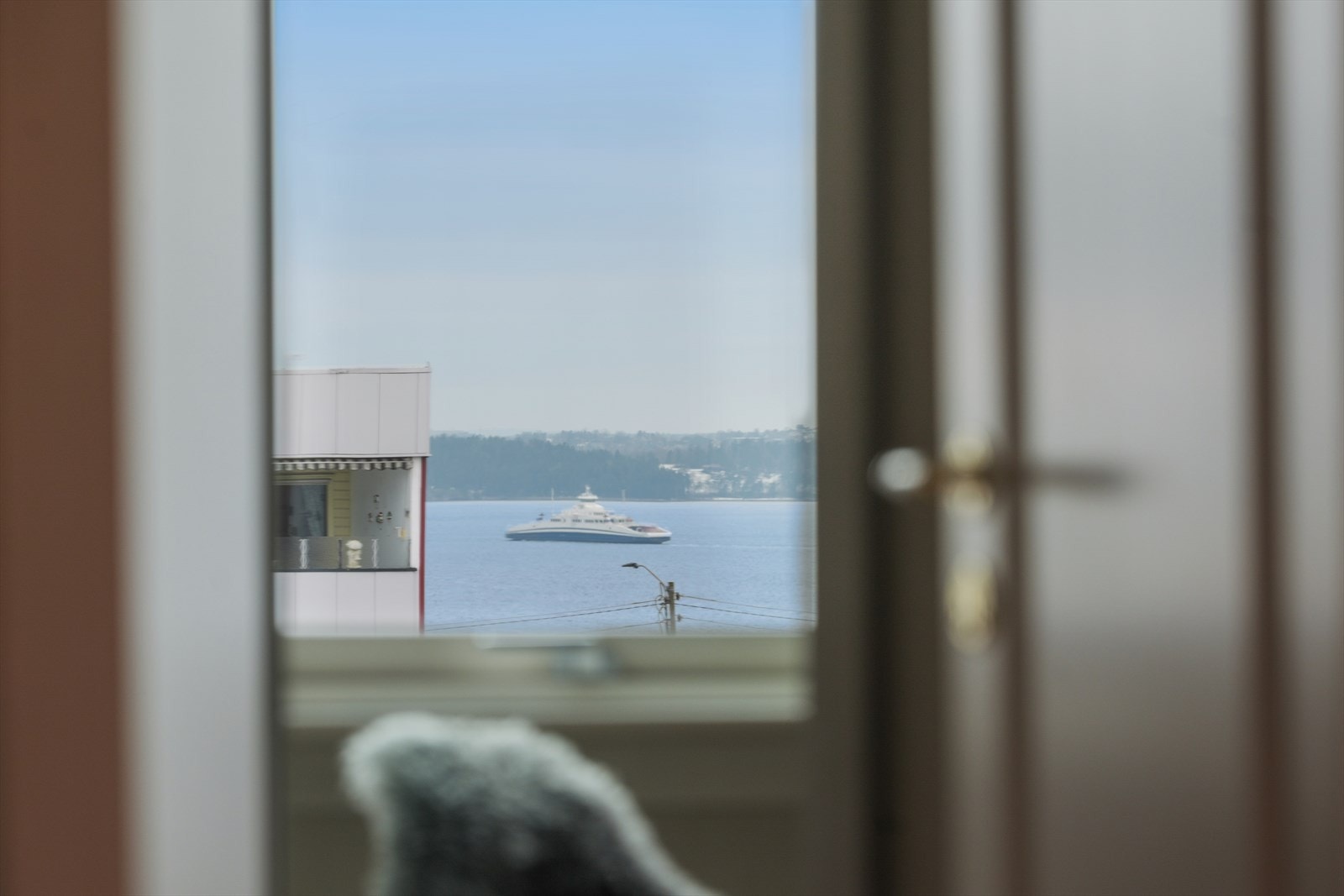 Her ser vi sjøen som reflekteres i døren på garderobeskapet på hvoedsoverommet. Galleribilde