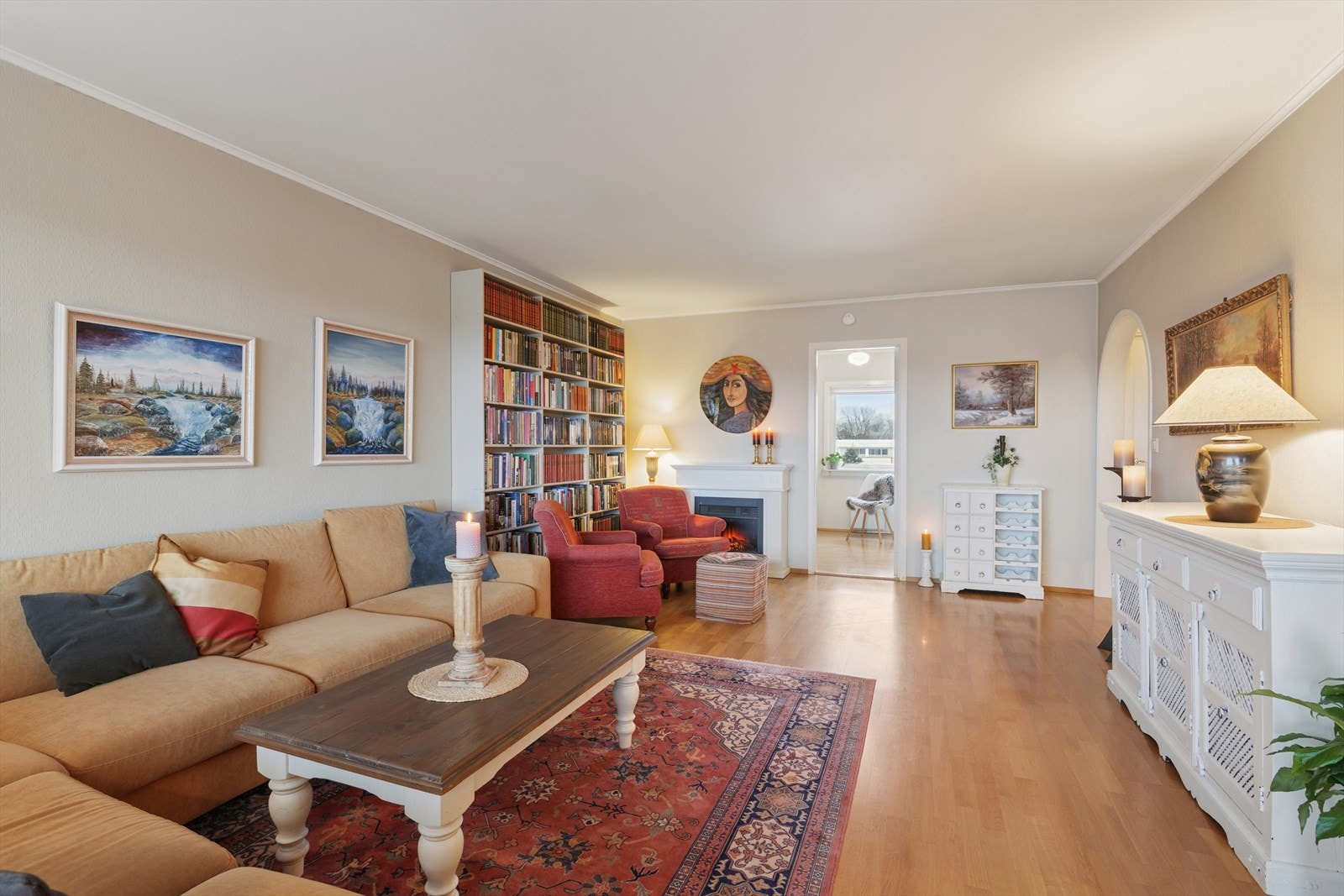 Stua er enkel å møblere med flere sittegrupper. Galleribilde