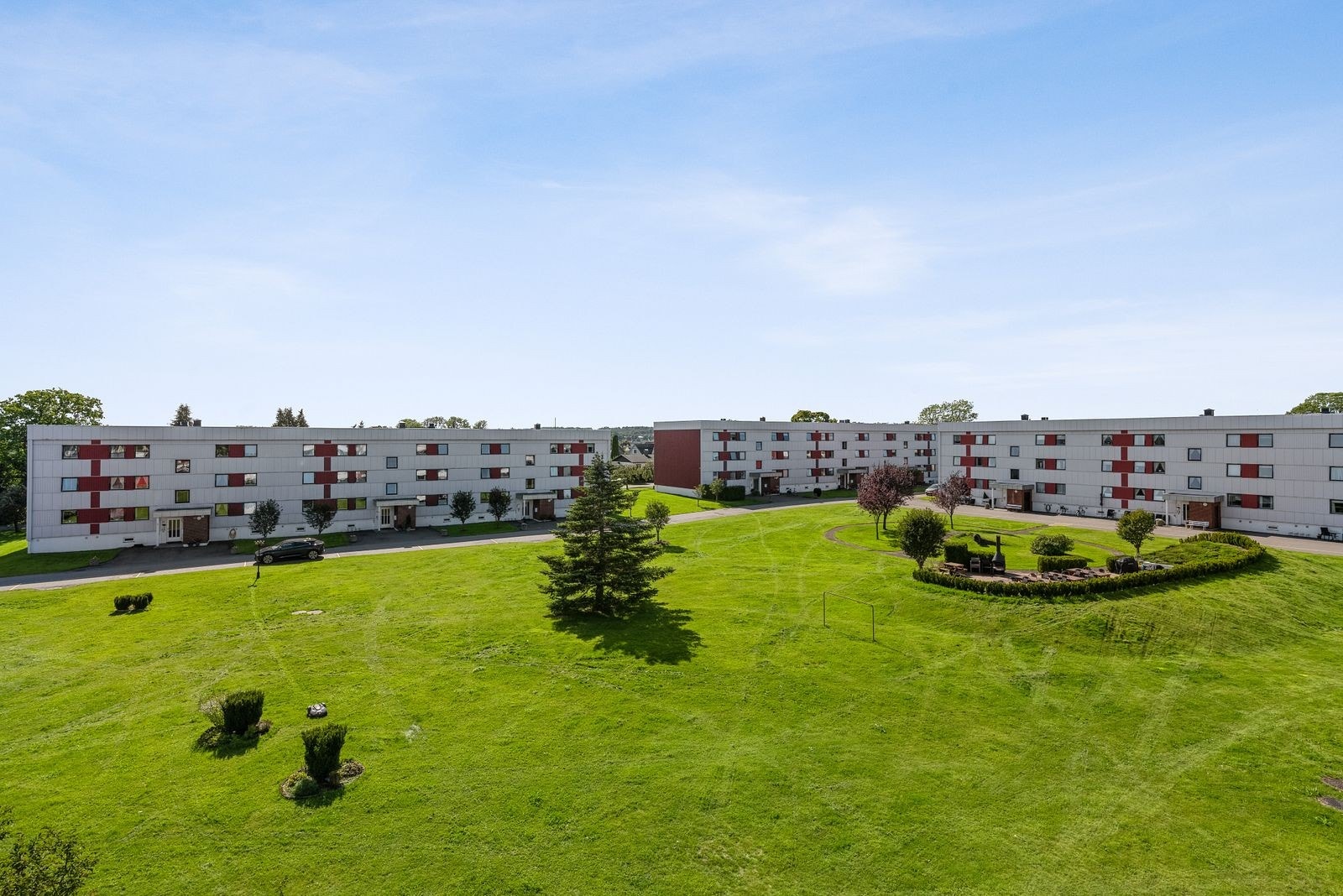 Rørehagenhar en rolig beliggenhet på Tveiten med kort vei til både sjø og strand. Borettslaget er kjent for sin flotte tomt med velstelte grøntarealer mellom blokkene. Galleribilde