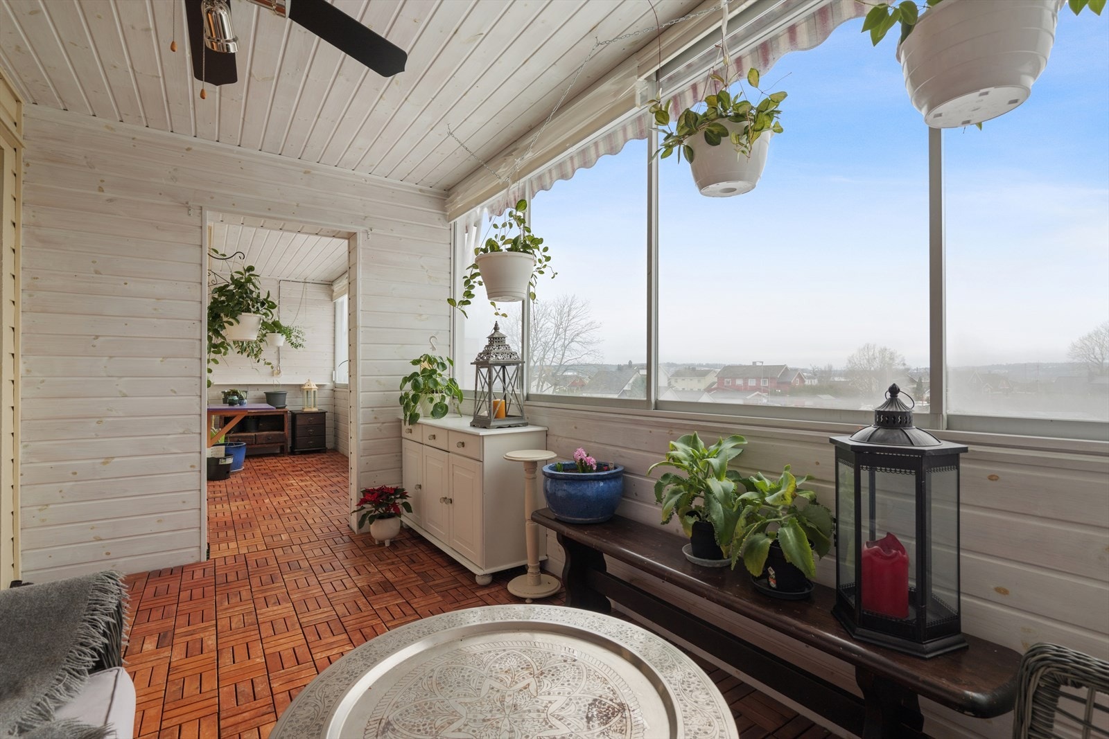 Balkongen er innglasset og delt opp i to "soner" - her er det hele 18 kvm som blir som en forlengelse av stua, og som kan benyttes gjennom hele året. Galleribilde