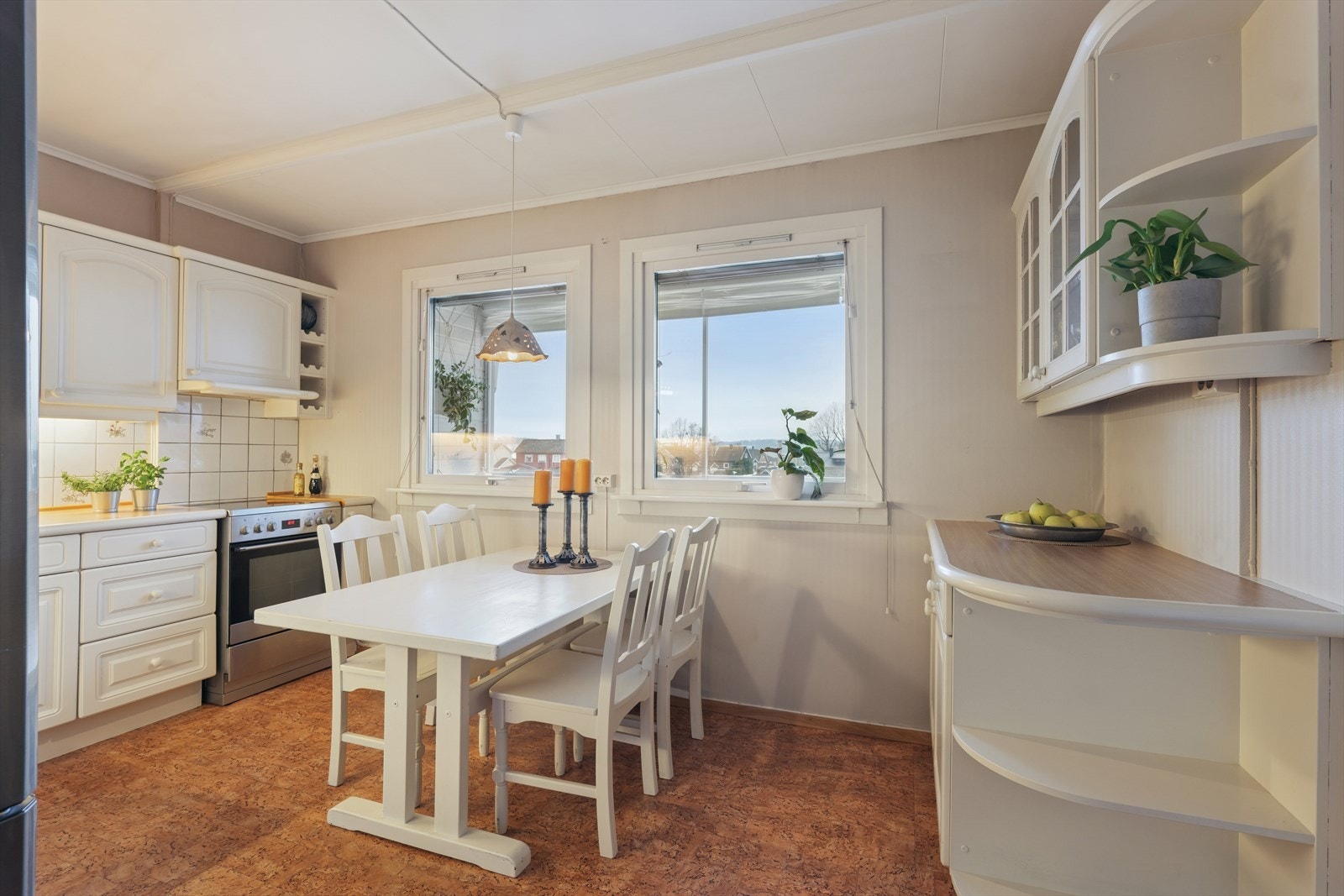 Utbygget og romslig kjøkken med plass til stort spisebord. Galleribilde