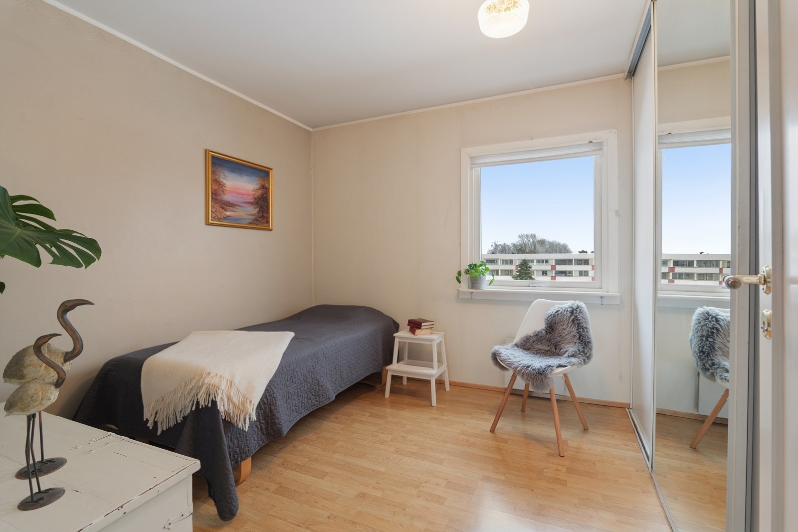 Hovedsoverommet er innredet med skyvedørsgarderobe. Galleribilde