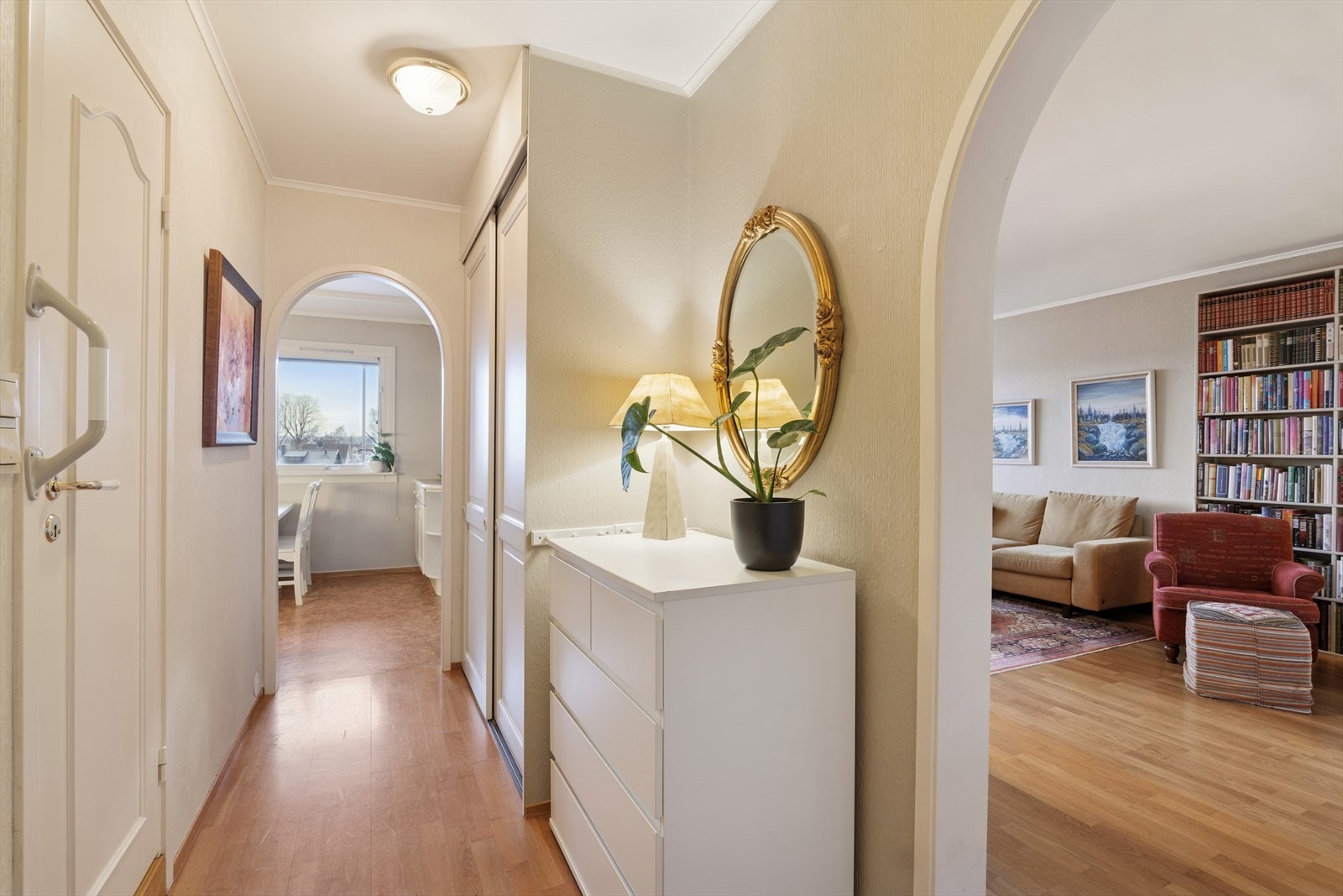 Entré/gang med garderobeskap og adkomst til både stue og kjøkken. Galleribilde