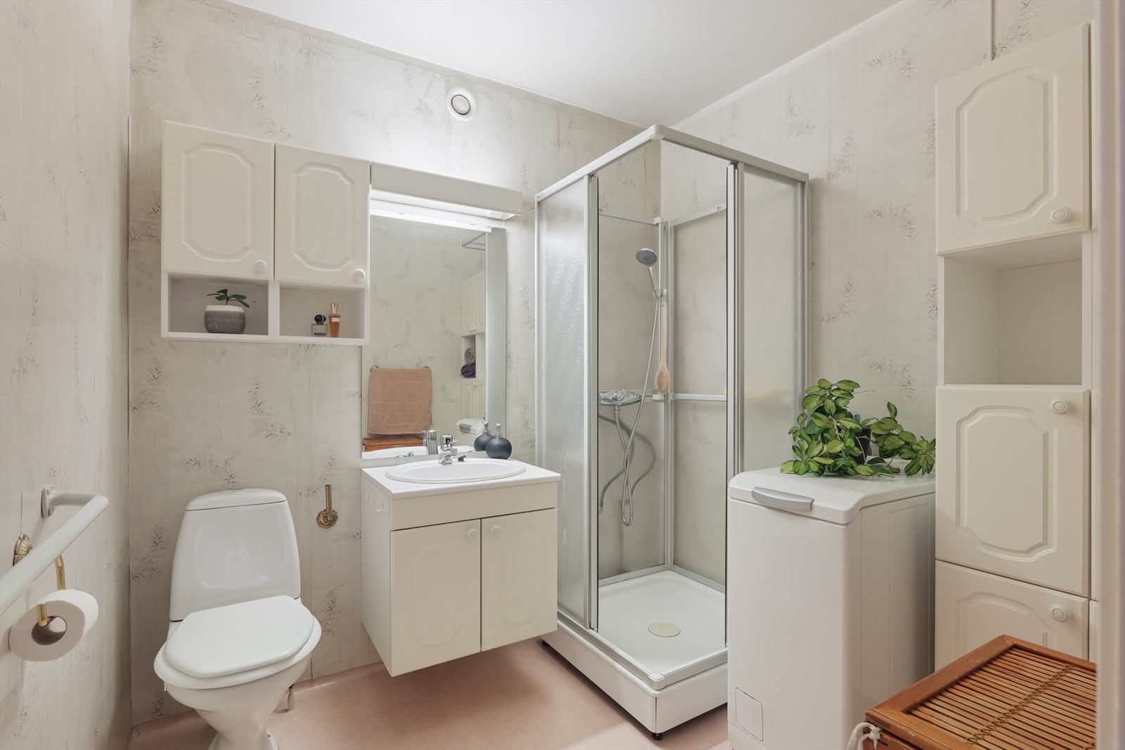 Eldre, men funksjonelt bad med wc, dusj, servantskap og opplegg til vaskemaskin. Galleribilde