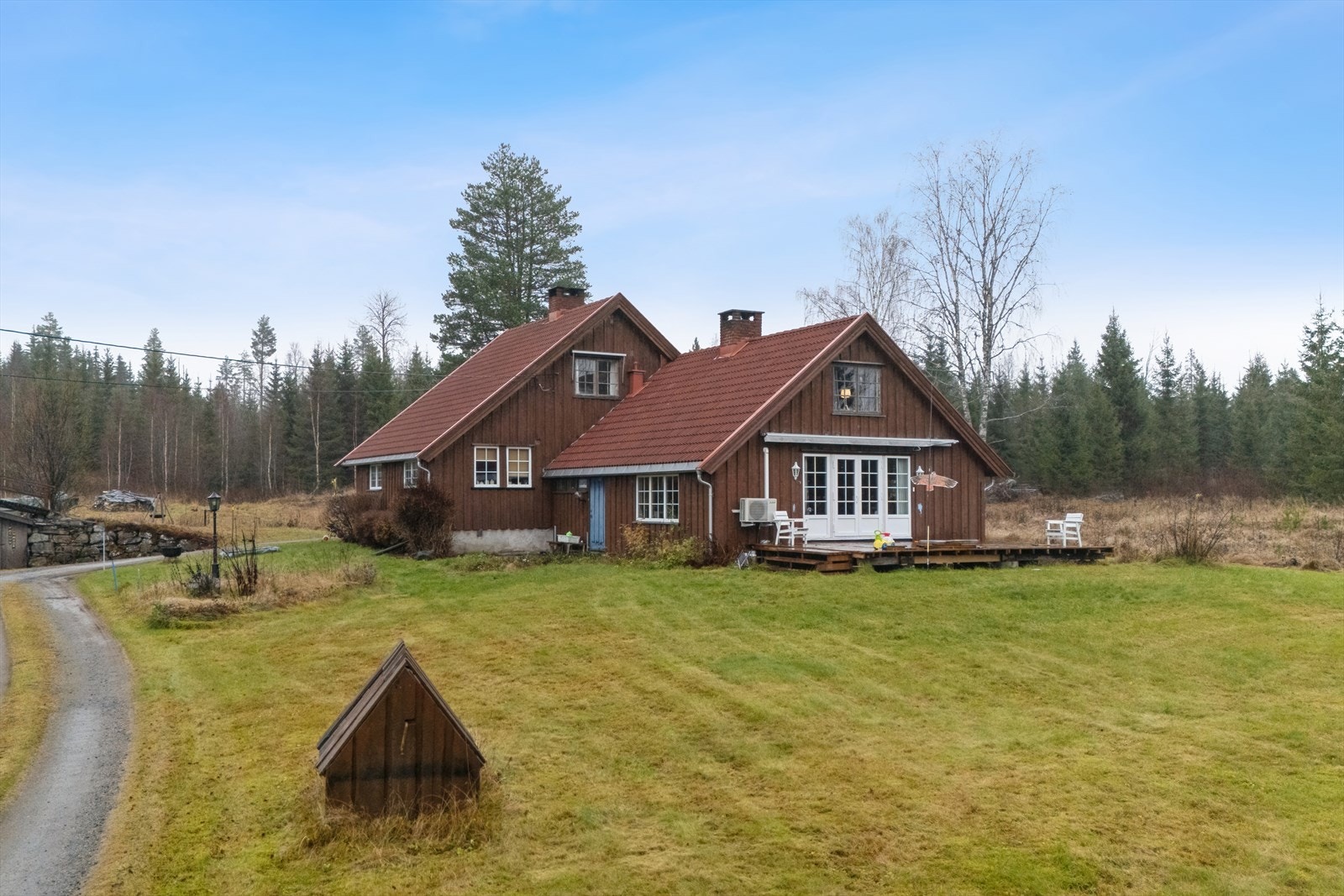Strort plen- og hageareal rundt bolighuset Galleribilde