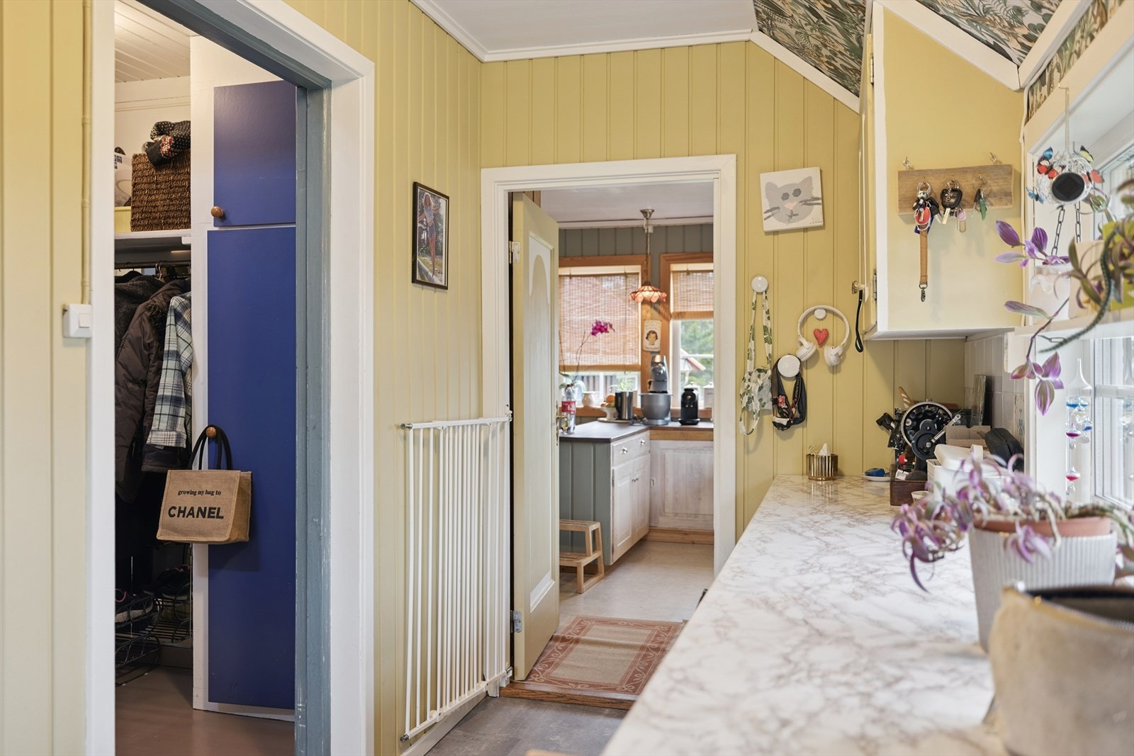 Entré med inngang til kjøkken og trappegang Galleribilde