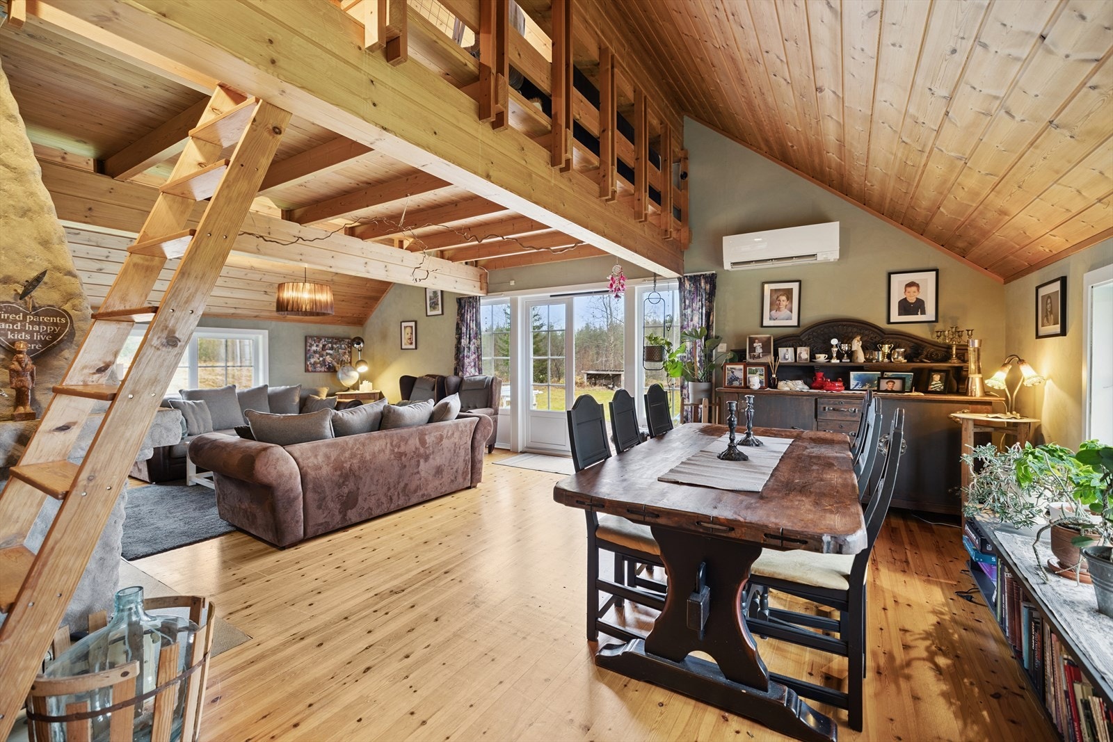 Stue med oppgang til hems Galleribilde