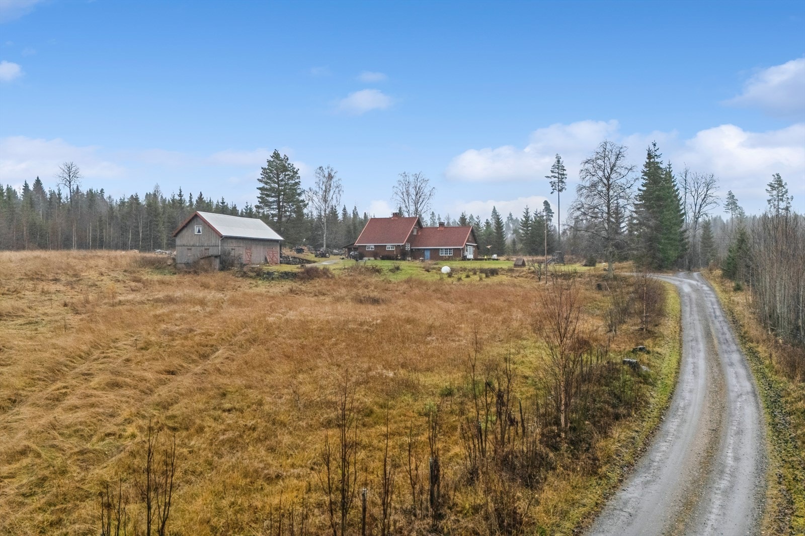 Gårdsveien opp mot tunet Galleribilde