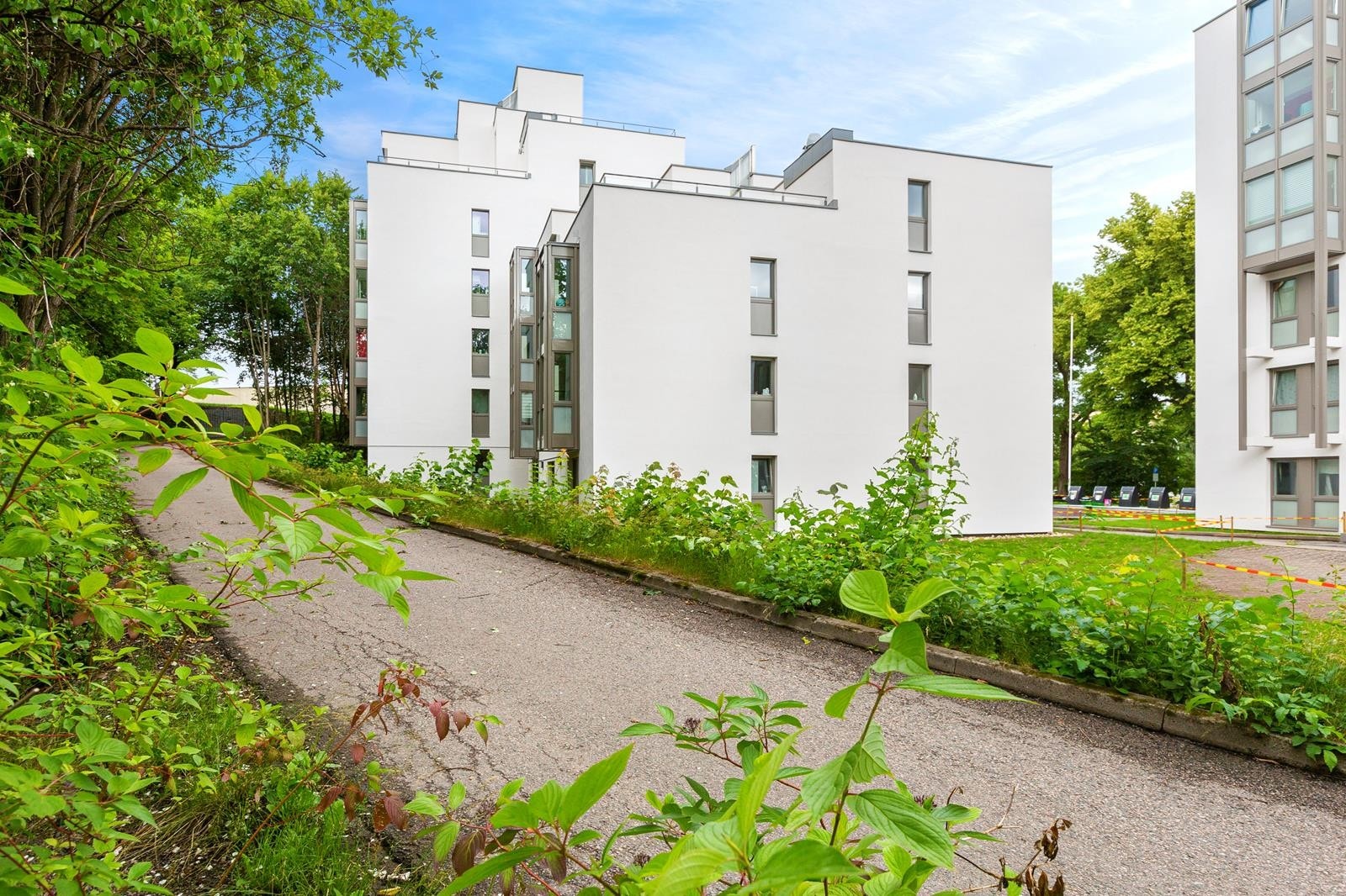 Byggene er renovert og det er pent opparbeidede fellesarealer Galleribilde