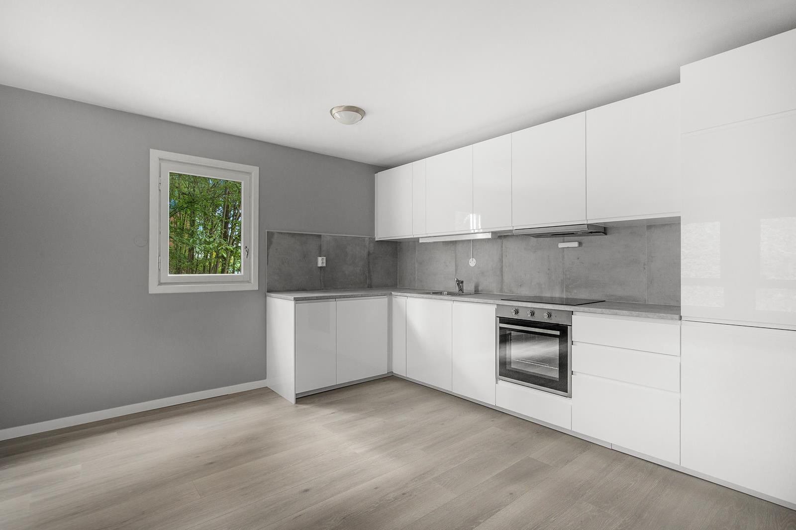 Stort og godt utstyrt kjøkken i åpen løsning til stuen Galleribilde